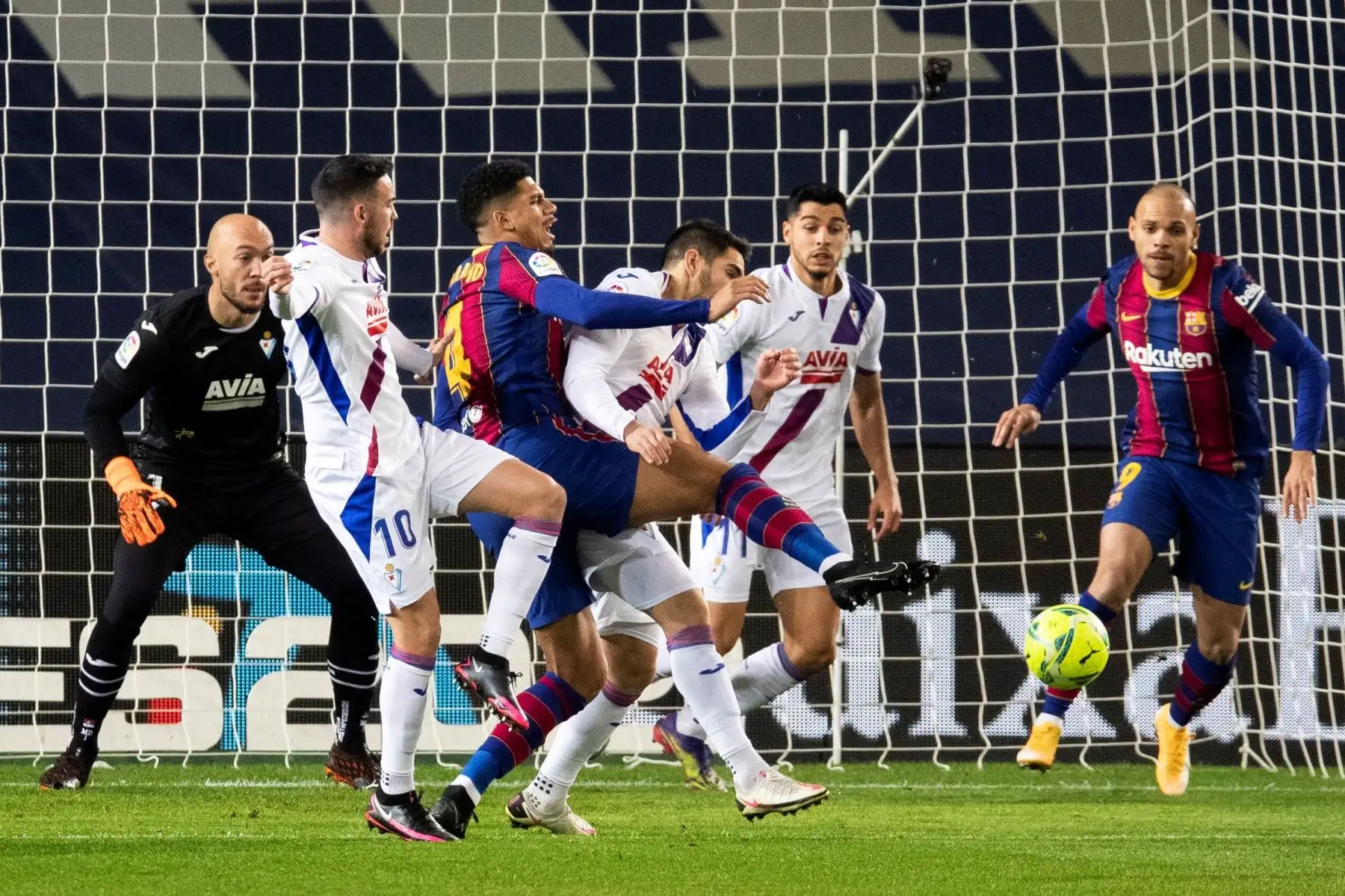 El defensa uruguayo del Barcelona Ronald Araújo y el centrocampista del Eibar Eduardo Expósito luchan por el balón en el momento del penalti durante el partido de la decimosexta jornada de Liga que disputan en el estadio Camp Nou de Barcelona. Foto: EFE
