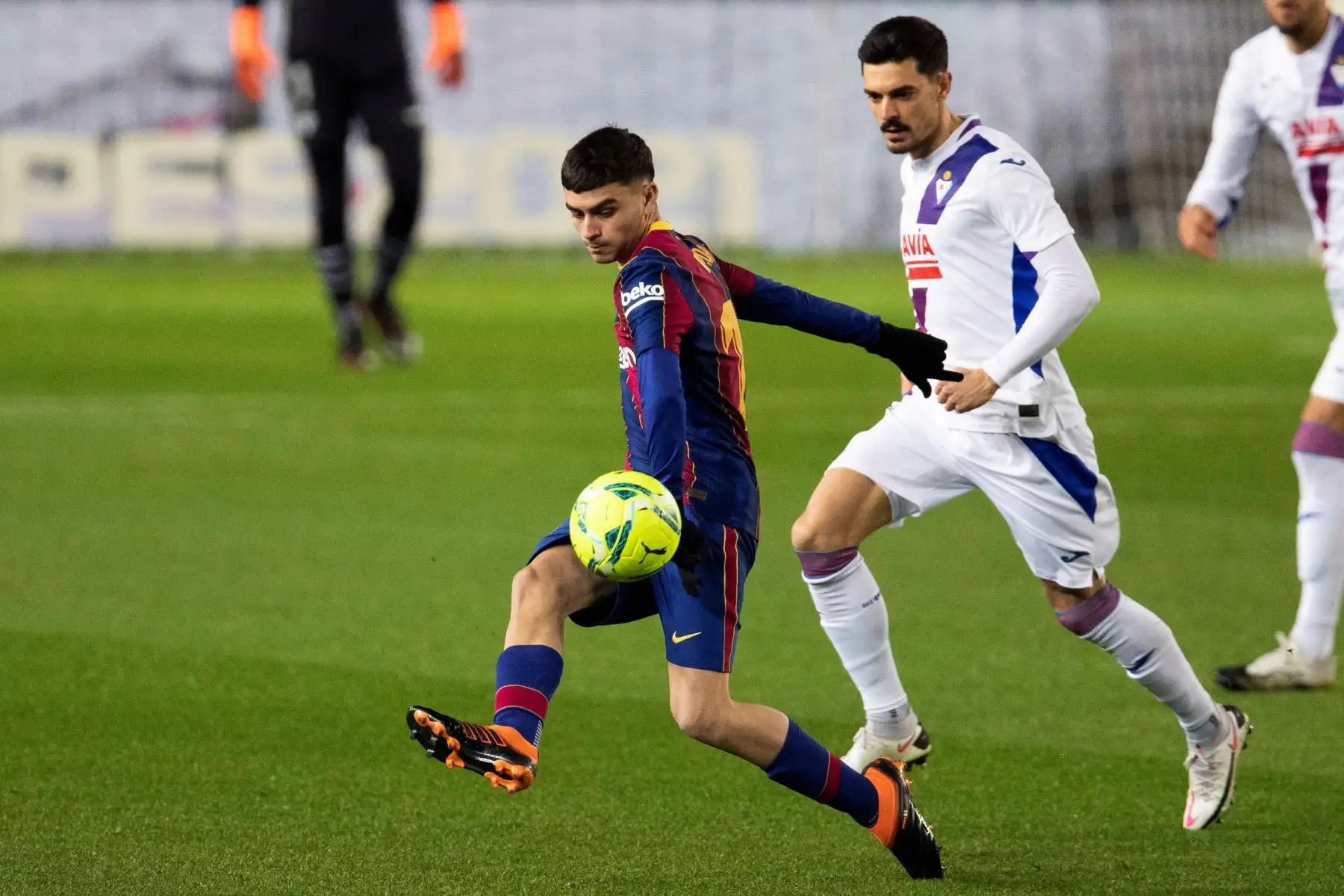 El delantero del Barcelona Pedro González con el balón ante SErgio, del Eibar, durante el partido de la decimosexta jornada de Liga. Foto: EFE