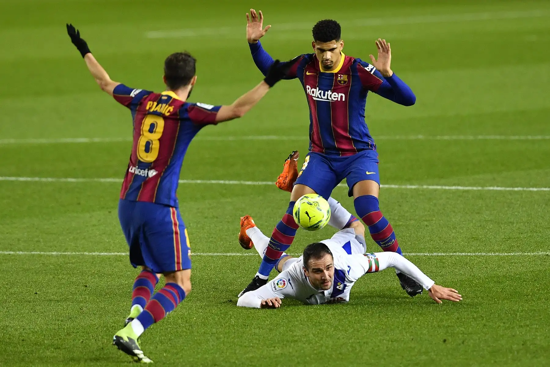 El defensa uruguayo de Barcelona, ​​Ronald Araujo, desafía al delantero español del Eibar Kike García durante el partido de fútbol de la Liga española. Foto: AFP