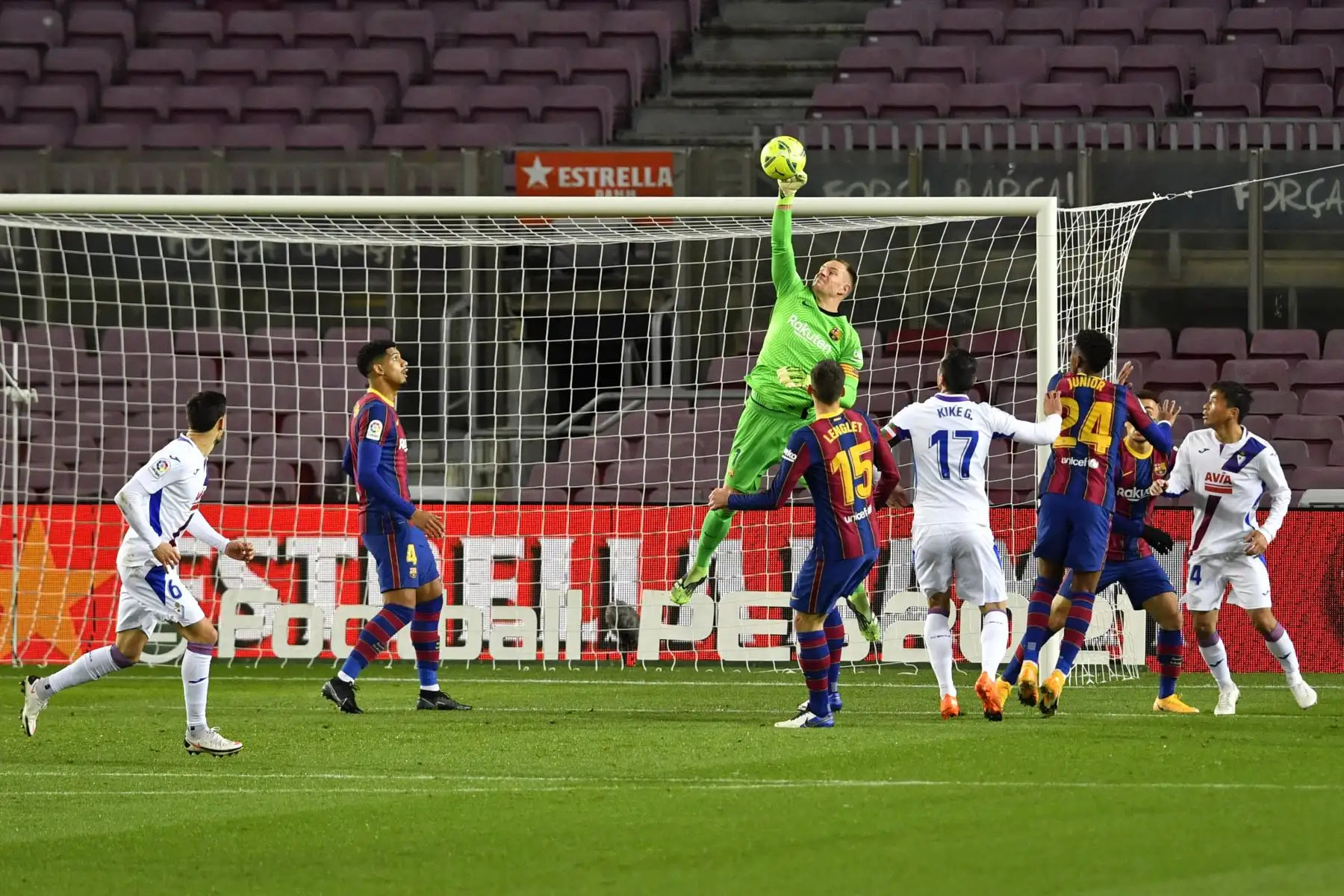 El portero alemán del Barcelona Marc-Andre ter Stegen bloquea un disparo a portería durante el partido de fútbol de la Liga española. Foto: AFP