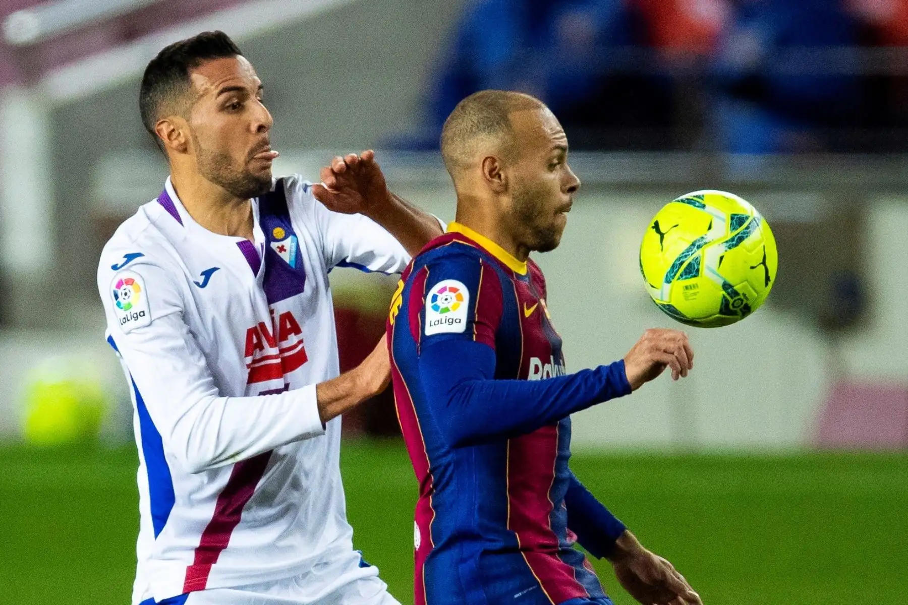 El delantero danés del FC Barcelona Martin Braithwaite lucha con Esteban Burgos, del Eibar, durante el partido de la decimosexta jornada de la Liga. Foto: EFE