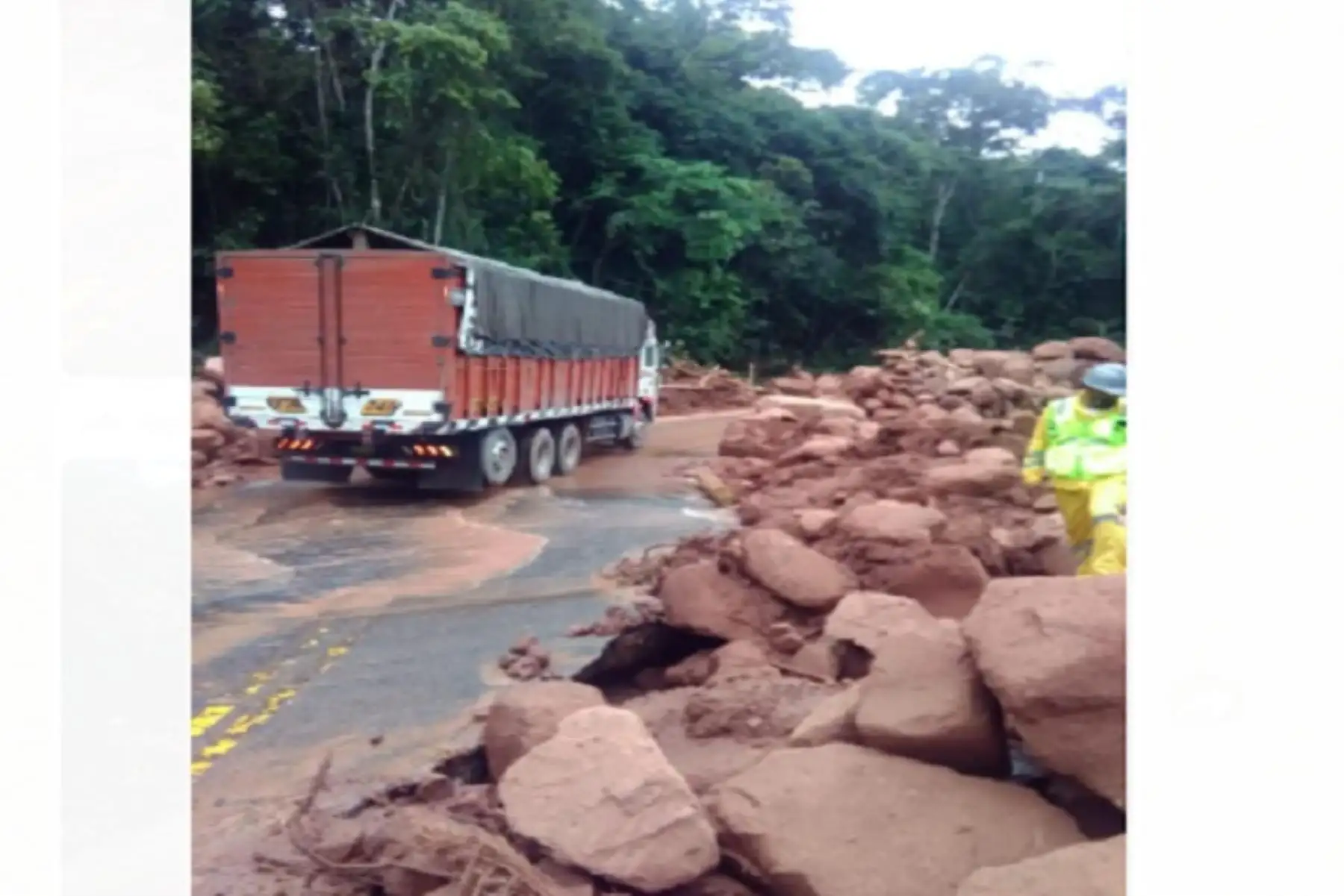 Tras la liberación de este primer tramo, se produjeron otros derrumbes por la continuidad de las lluvias, pero felizmente ninguno interrumpió de manera completa la carretera, al que se sumó el trabajo del equipo de trabajadores para seguir limpiando el lugar.