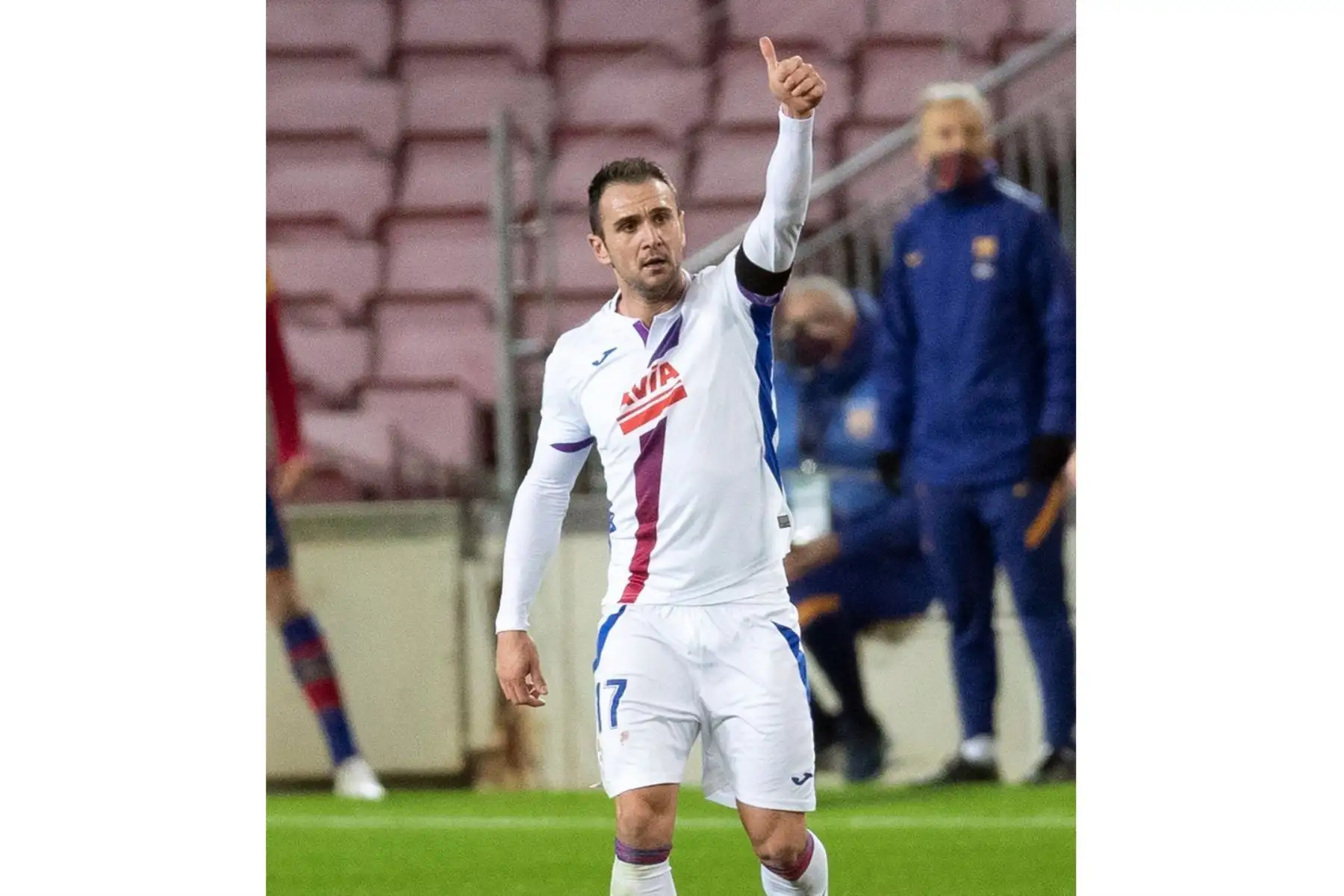 El delantero del Eibar, Kike García, celebra el primer gol del equipo eibarrés durante el partido correspondiente a la decimosexta jornada de primera división que disputan esta noche frente al FC Barcelona en el estadio del Camp Nou. Foto: EFE