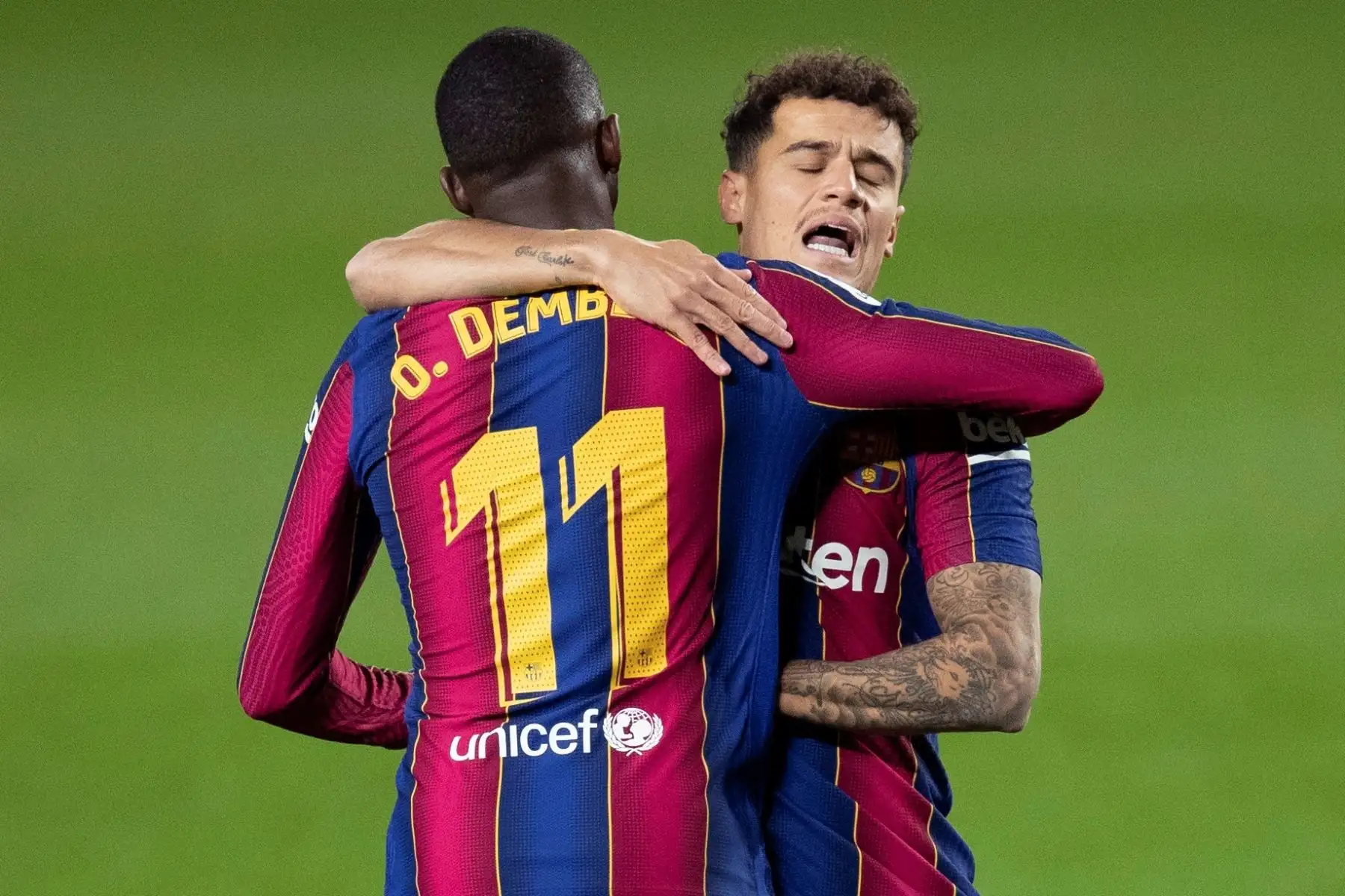 El delantero francés del FC Barcelona, Ousmane Dembélé celebra con su compañero, el brasileño Philippe Coutinho el gol marcado ante el Eibar durante el partido correspondiente a la decimosexta jornada de primera división disputado esta noche en el estadio del Camp Nou, en Barcelona. Foto: EFE