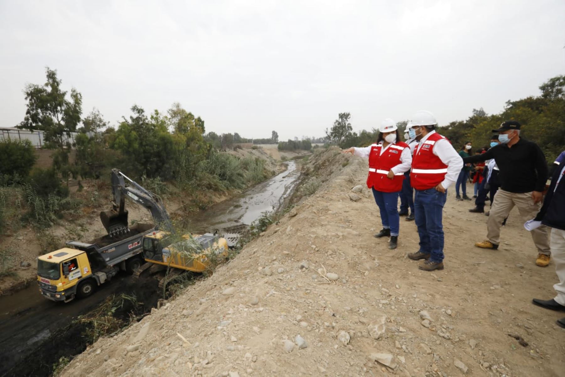 Ministra Solangel Fernández inspeccionó trabajos de limpieza y descolmatación en la quebrada del río Huaycoloro. Foto: Ministerio de Vivienda