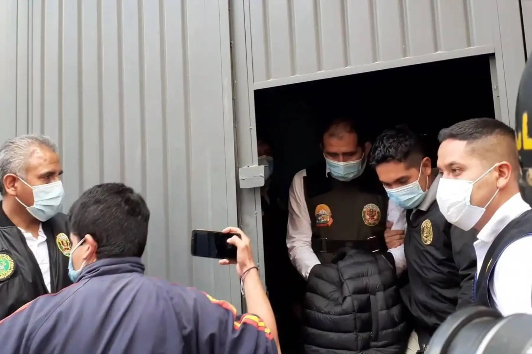 Con chaleco de detenido y escoltado por la policía aparece el suspendido gobernador regional de Áncash, Juan Carlos Morillo.