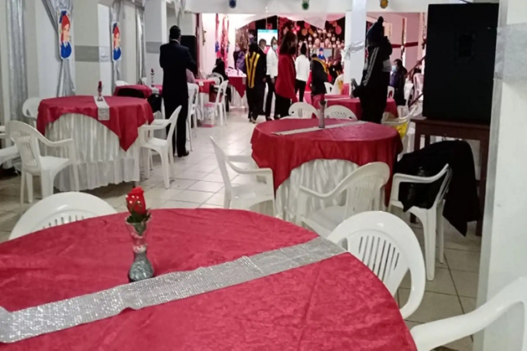 Policías y serenos intervienen local en Chaupimarca, región Pasco, donde alumnos y familiares celebraban fiesta de promoción.