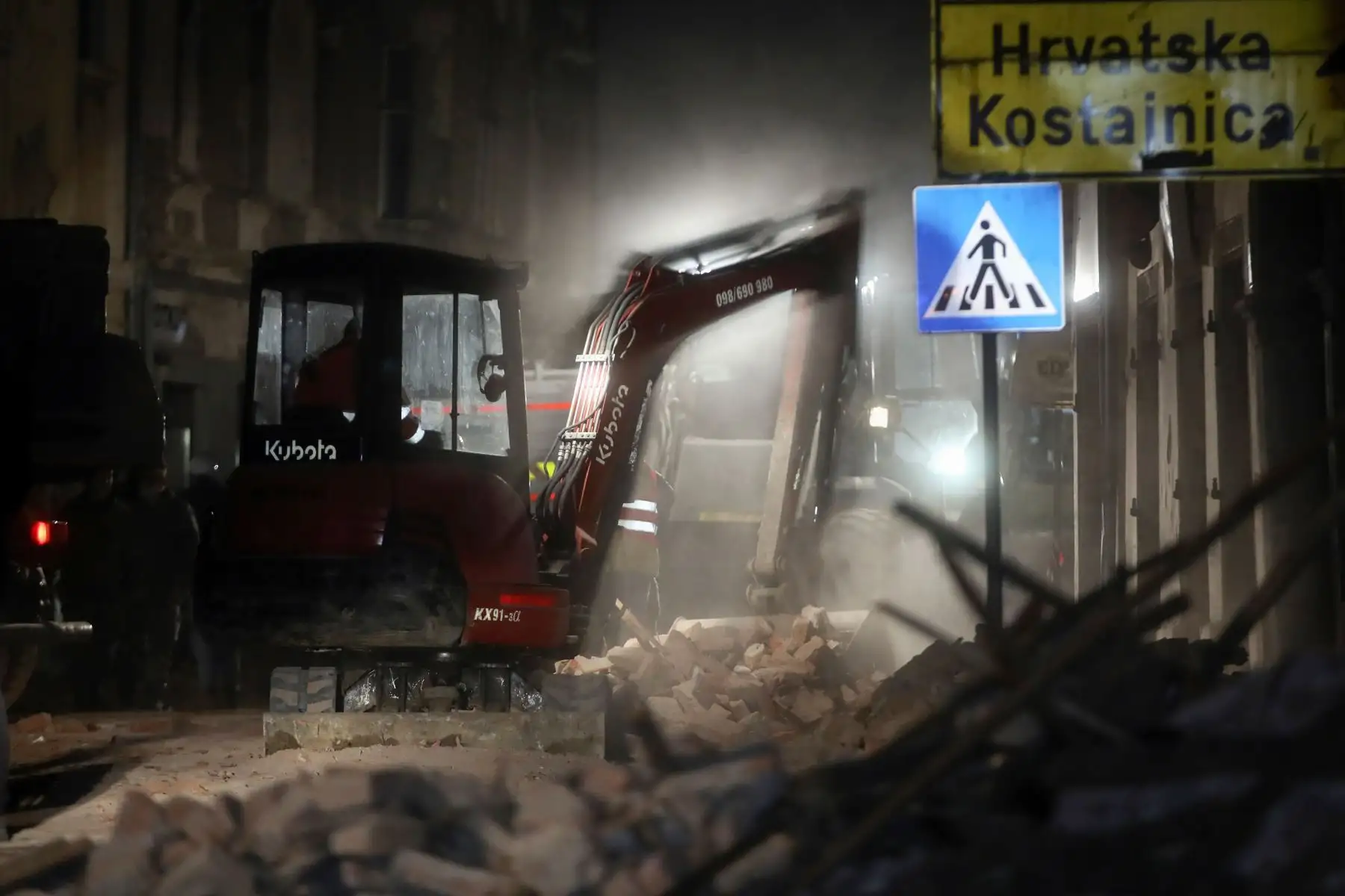 Se utiliza maquinaria pesada para limpiar los escombros de los edificios dañados en Petrinja, a unos 50 km de Zagreb, después de que la ciudad fuera azotada por un terremoto de magnitud 6,4 en Croacia.
Foto: AFP