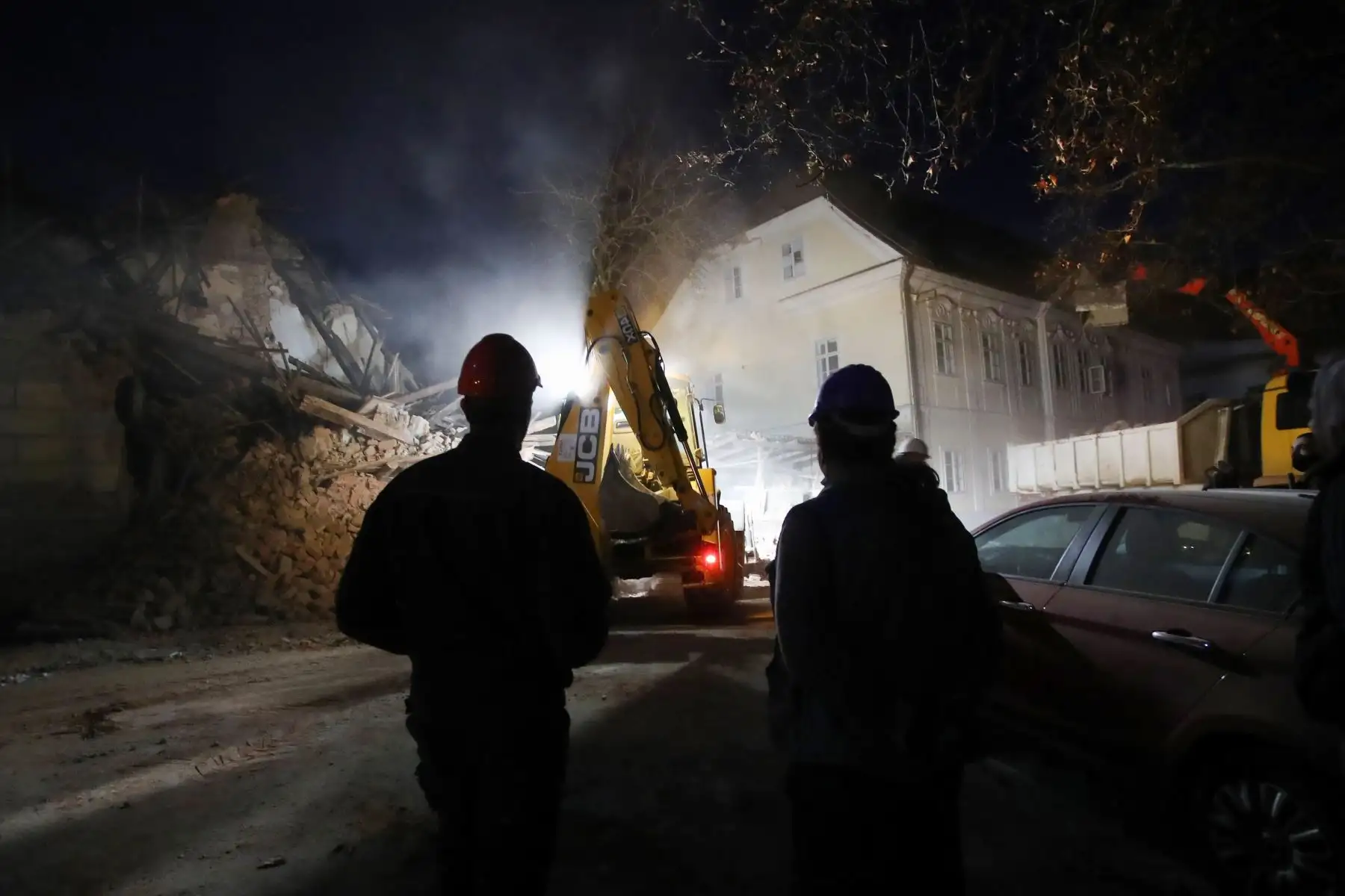 Se utiliza maquinaria pesada para limpiar los escombros de los edificios dañados en Petrinja, a unos 50 km de Zagreb, después de que la ciudad fuera azotada por un terremoto de magnitud 6,4 en Croacia.
Foto: AFP