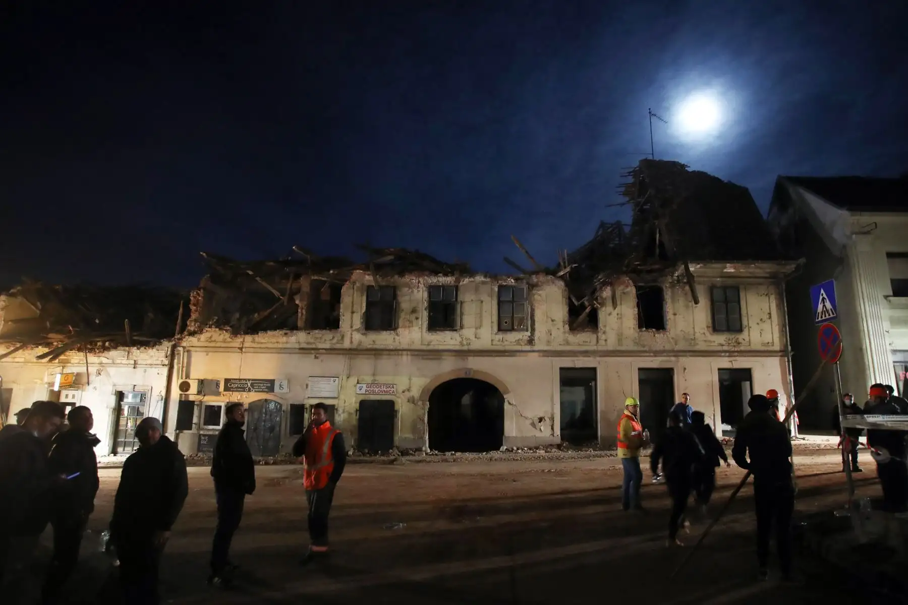 Se utiliza maquinaria pesada para limpiar los escombros de los edificios dañados en Petrinja, a unos 50 km de Zagreb, después de que la ciudad fuera azotada por un terremoto de magnitud 6,4 en Croacia.
Foto: AFP