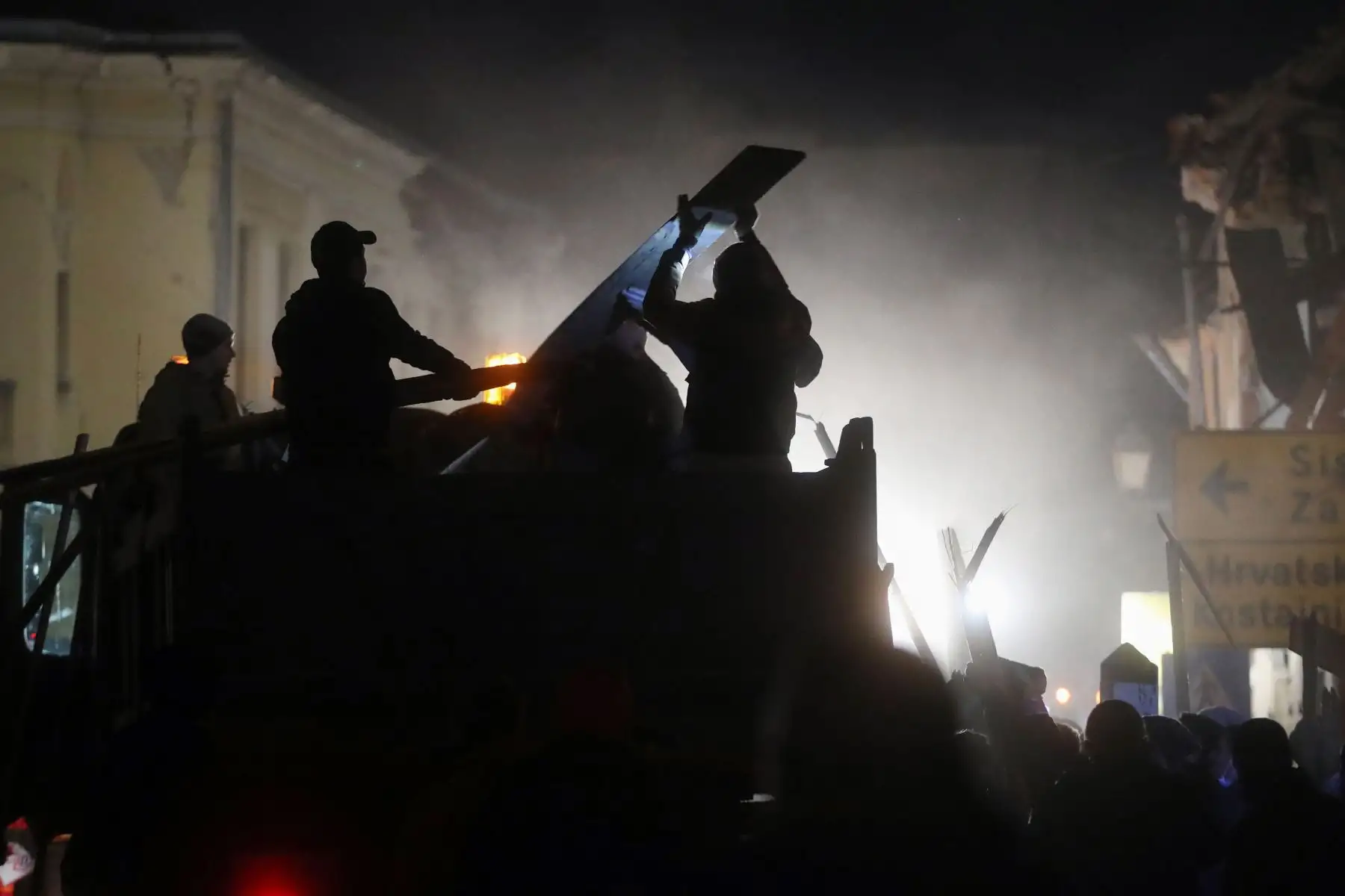 Voluntarios e hinchas  del club de fútbol croata Dinamo cargan escombros en un camión mientras limpian los escombros de los edificios dañados en Petrinja, a unos 50 km de Zagreb, después de que la ciudad fuera azotada por un terremoto de magnitud 6,4 en Croacia.
Foto: AFP