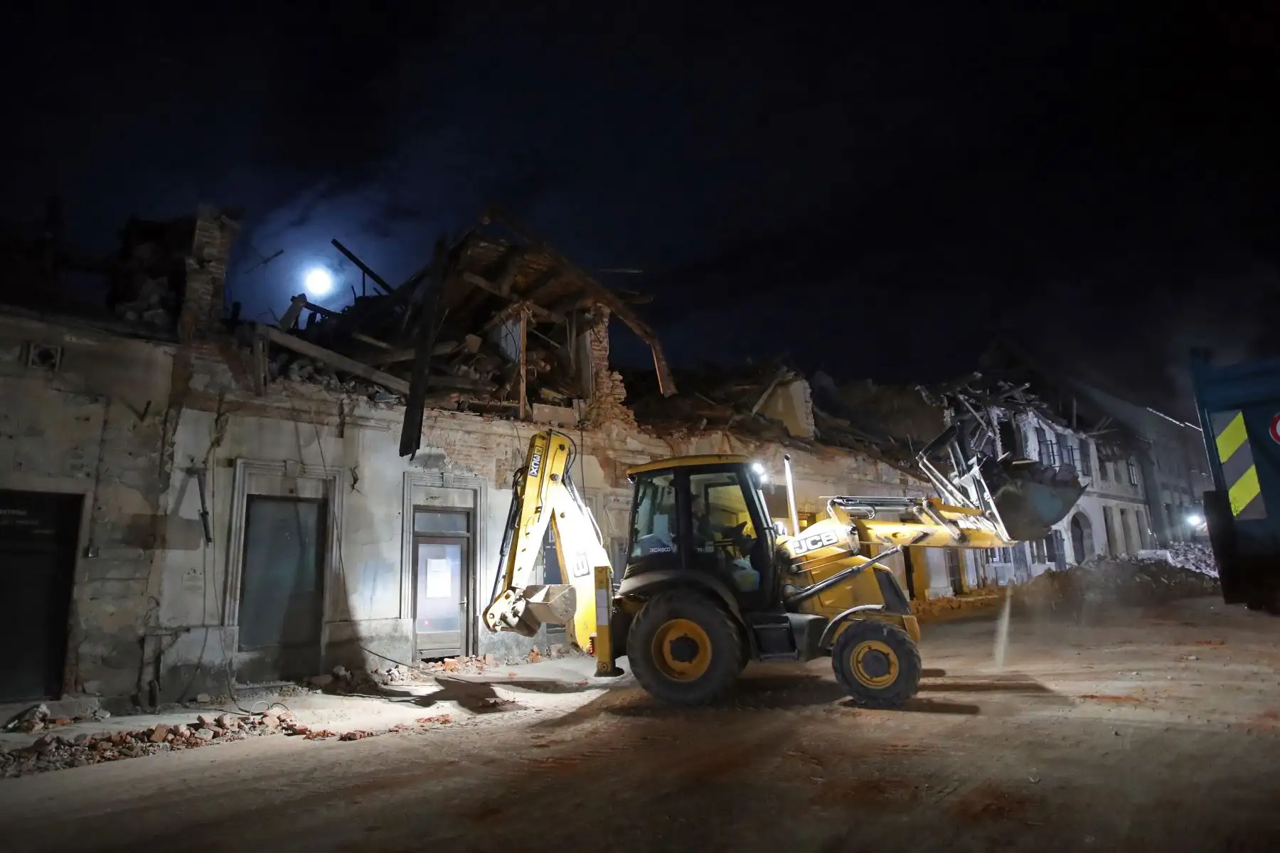 Maquinaria  limpia escombros de edificios dañados en Petrinja, a unos 50 kilómetros de Zagreb, después de que la ciudad fuera azotada por un terremoto de magnitud 6,4 en Croacia.
Foto: AFP