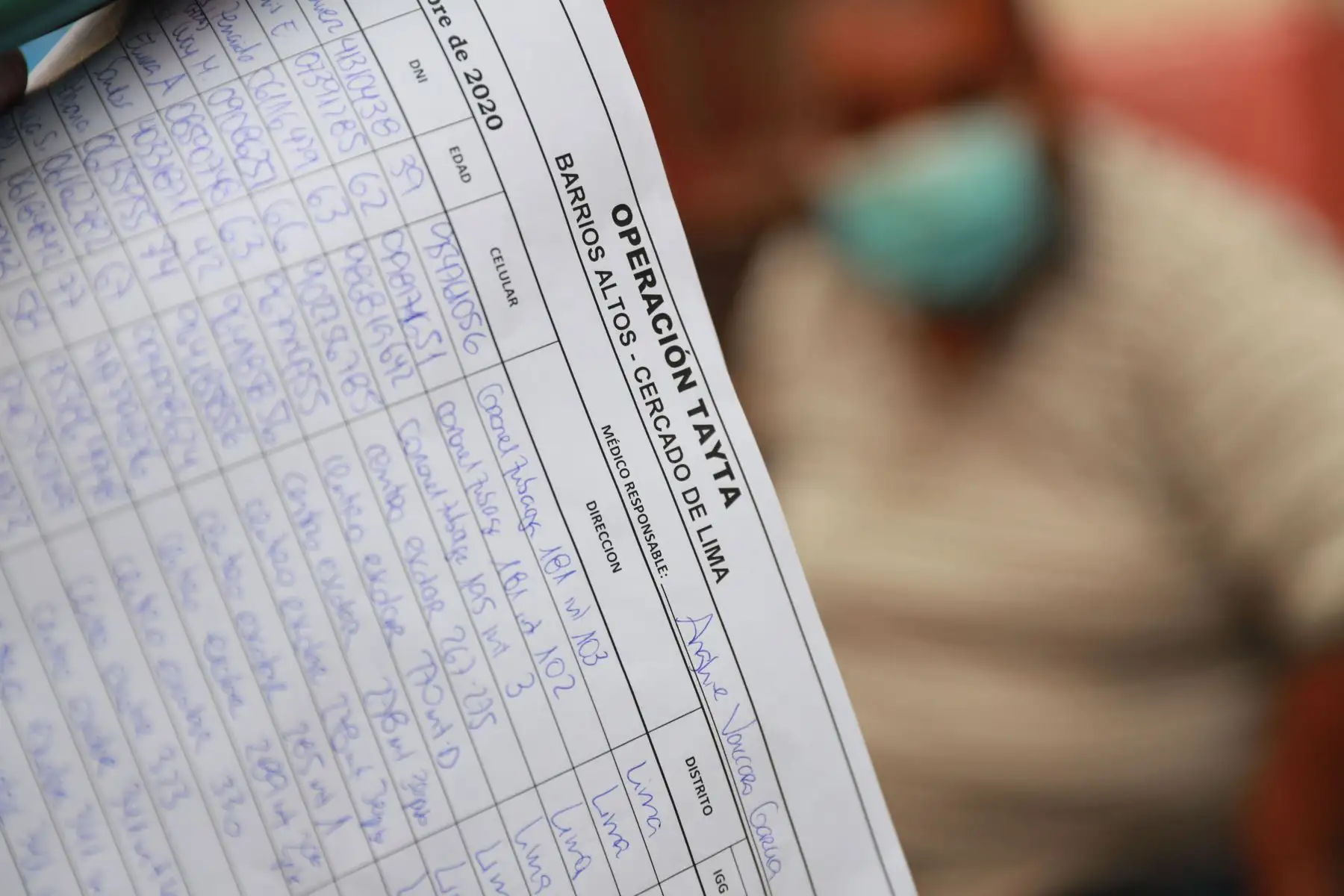 El Ejército del Perú y el Minsa llevan ayuda con víveres a personas de bajos recursos además de realizar pruebas rápidas de covid 19 en Barrios Altos.

Foto: ANDINA/Carla Patiño
