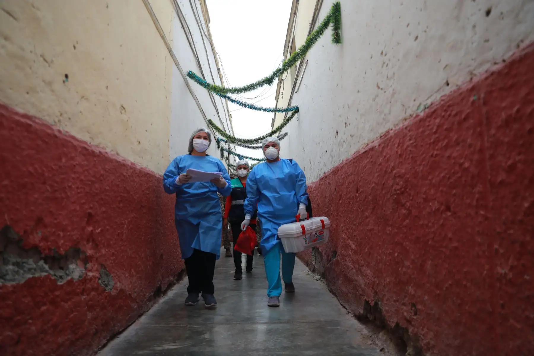 El Ejército del Perú y el Minsa llevan ayuda con víveres a personas de bajos recursos además de realizar pruebas rápidas de covid 19 en Barrios Altos.

Foto: ANDINA/Carla Patiño
