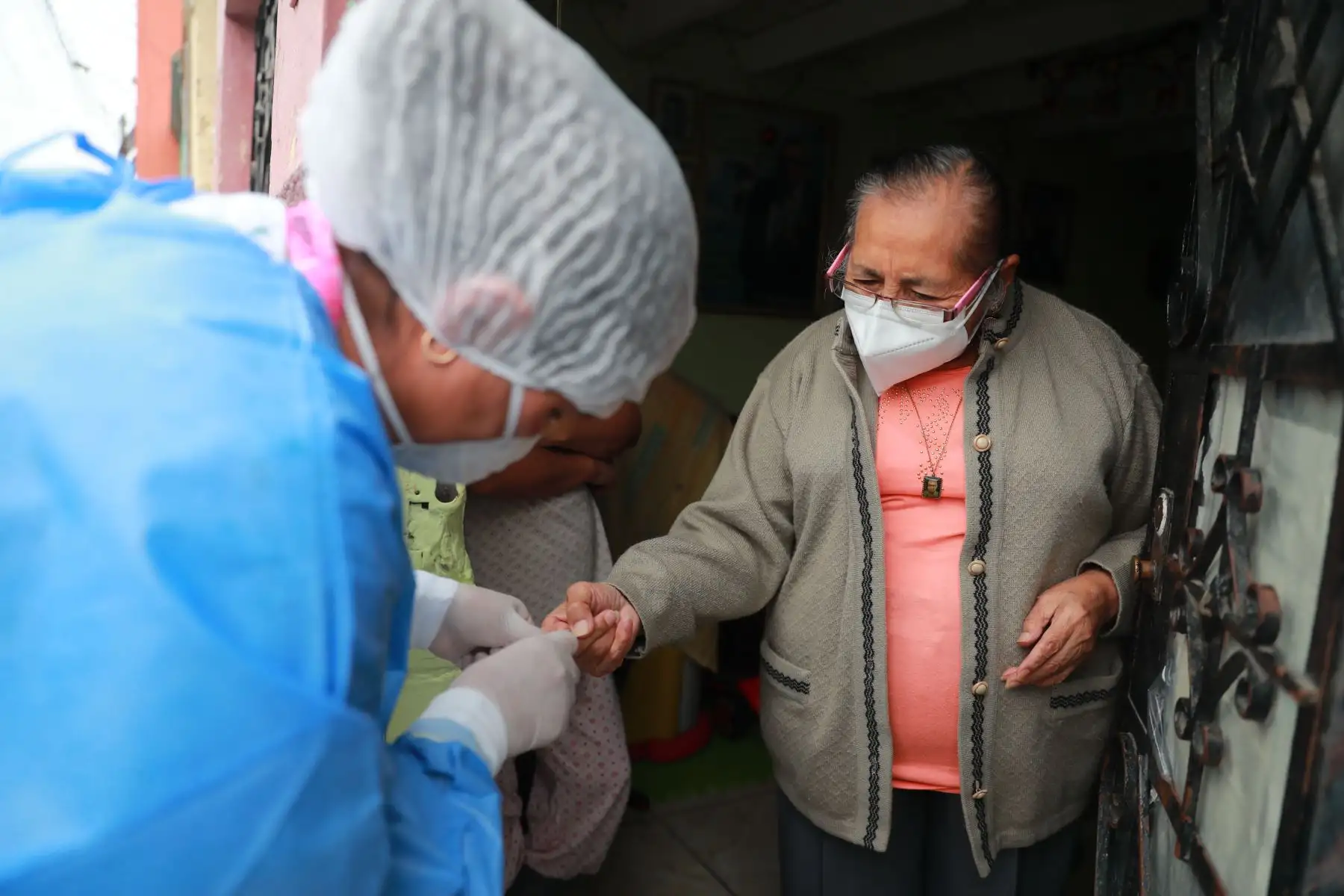 El Ejército del Perú y el Minsa llevan ayuda con víveres a personas de bajos recursos además de realizar pruebas rápidas de covid 19 en Barrios Altos.

Foto: ANDINA/Carla Patiño