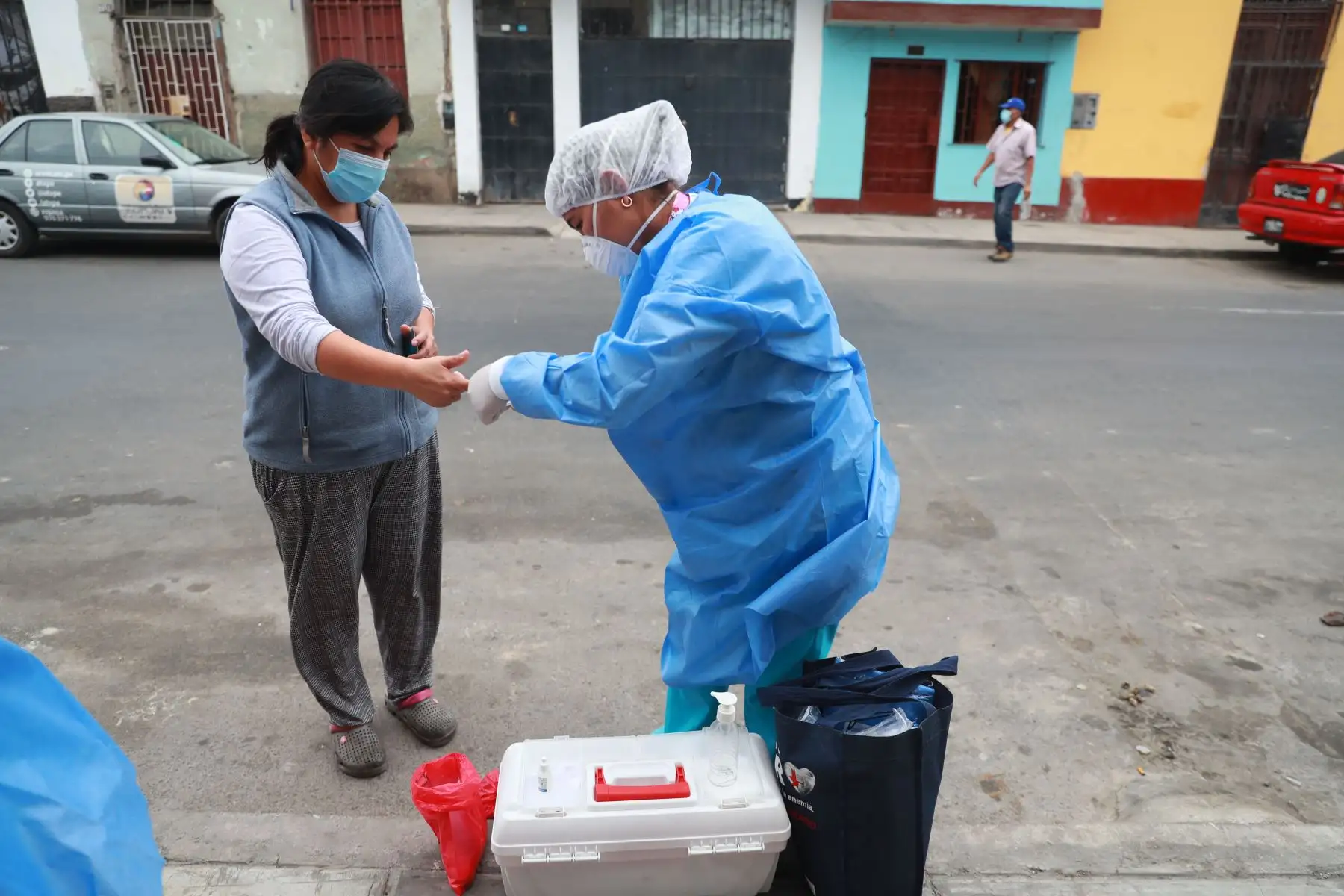 El Ejército del Perú y el Minsa llevan ayuda con víveres a personas de bajos recursos además de realizar pruebas rápidas de covid 19 en Barrios Altos.

Foto: ANDINA/Carla Patiño