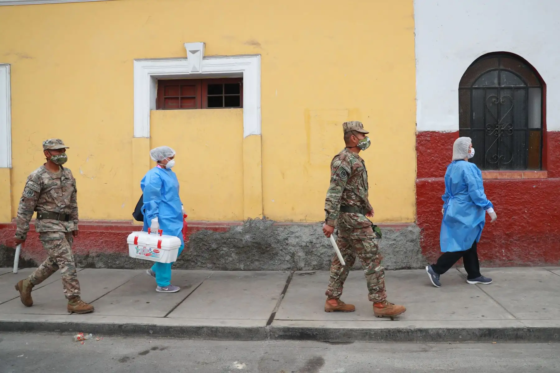 El Ejército del Perú y el Minsa llevan ayuda con víveres a personas de bajos recursos además de realizar pruebas rápidas de covid 19 en Barrios Altos.

Foto: ANDINA/Carla Patiño