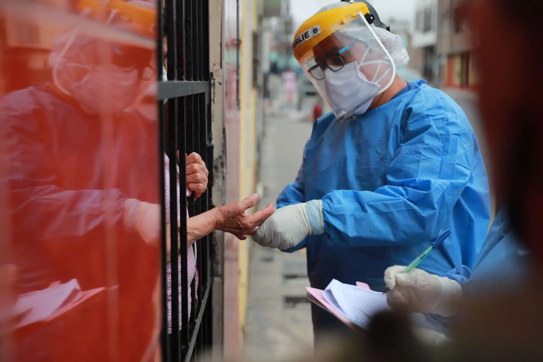 El Ejército del Perú y el Minsa llevan ayuda con víveres a personas de bajos recursos además de realizar pruebas rápidas de covid 19 en Barrios Altos.

Foto: ANDINA/Carla Patiño
