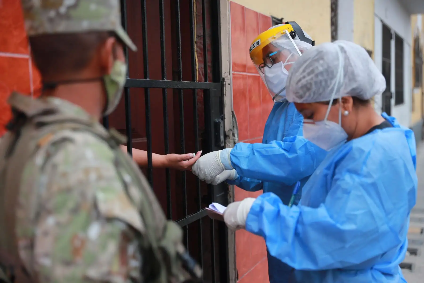 El Ejército del Perú y el Minsa llevan ayuda con víveres a personas de bajos recursos además de realizar pruebas rápidas de covid 19 en Barrios Altos.

Foto: ANDINA/Carla Patiño