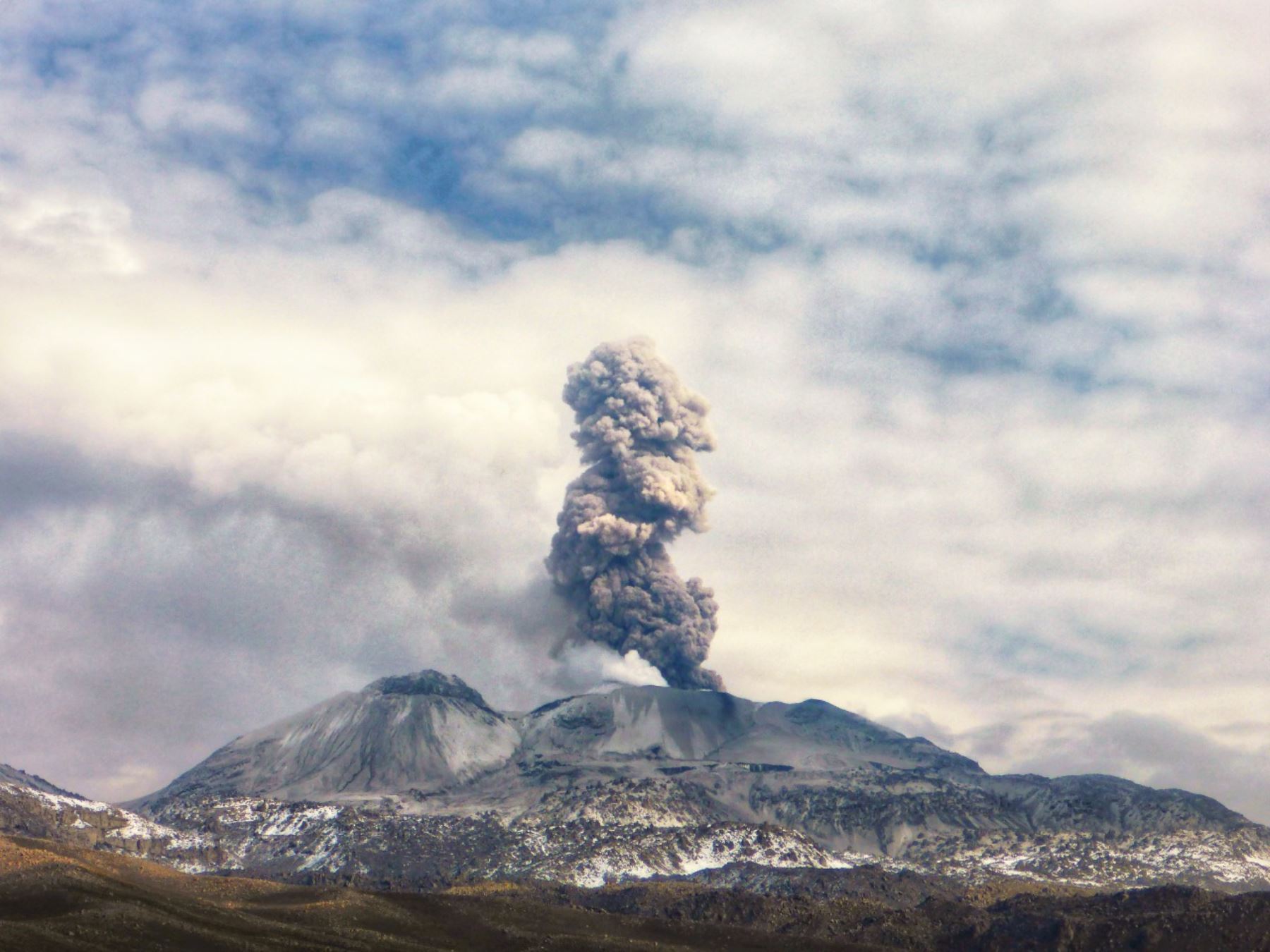 Arequipa: volcán Sabancaya registra un proceso eruptivo moderado