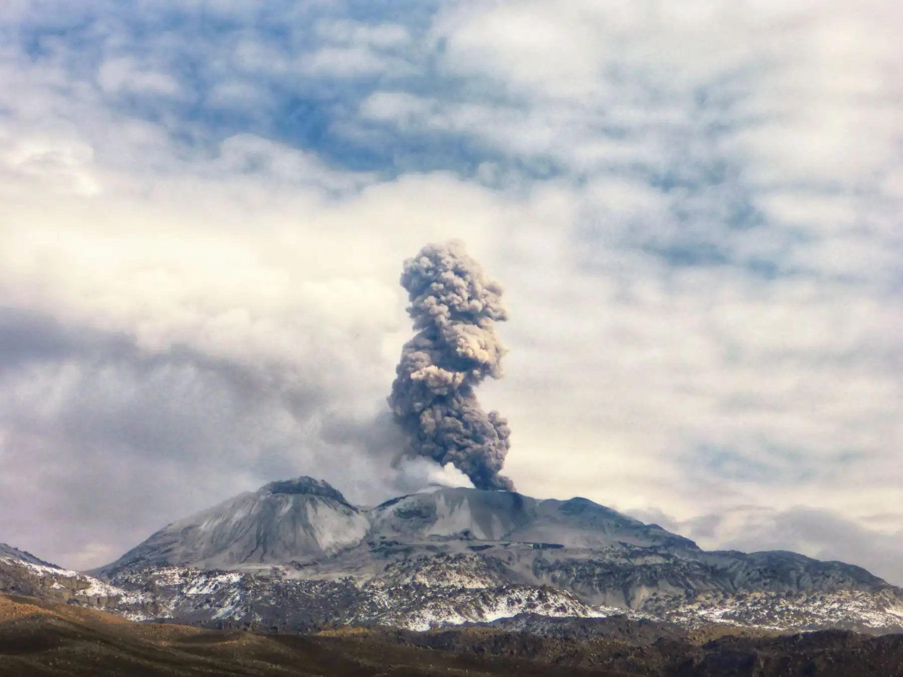 Científicos del IGP confirman que el volcán Sabancaya, ubicado en Arequipa, registra un proceso eruptivo moderado. ANDINA/Difusión