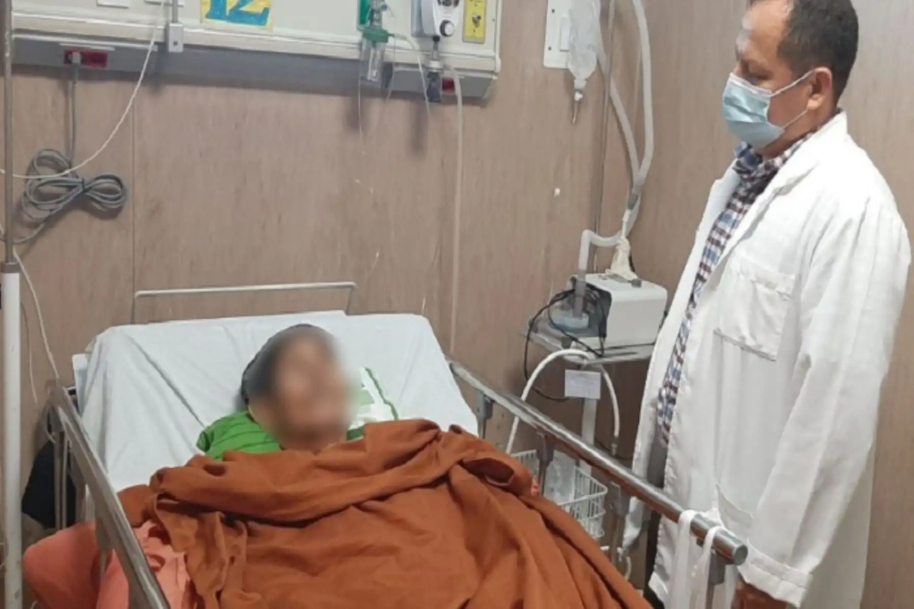 El adulto mayor llegó a dicho nosocomio desde el distrito Juan Guerra, provincia San Martín, con todos los síntomas del covid-19: tos seca, fiebre y dificultad respiratoria progresiva. Por ello, los médicos ordenaron colocarle un ventilador artificial y cánulas de alto flujo, equipos que fueron adquiridos durante la pandemia para soporte respiratorio.