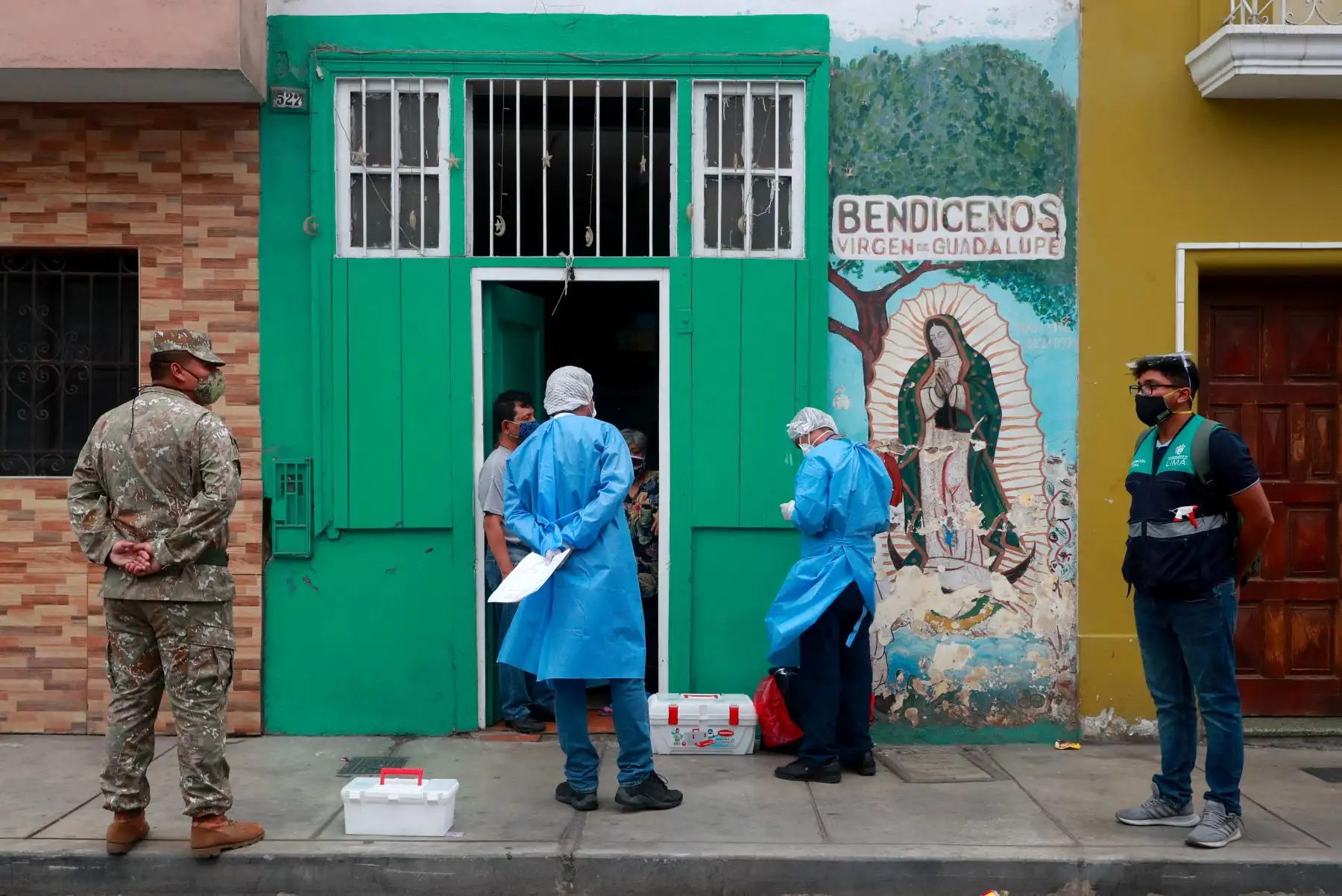 El Ejército del Perú y el Minsa llevan ayuda con víveres a personas de bajos recursos además de realizar pruebas rápidas de covid 19 en Barrios Altos.
Foto: Mindef
