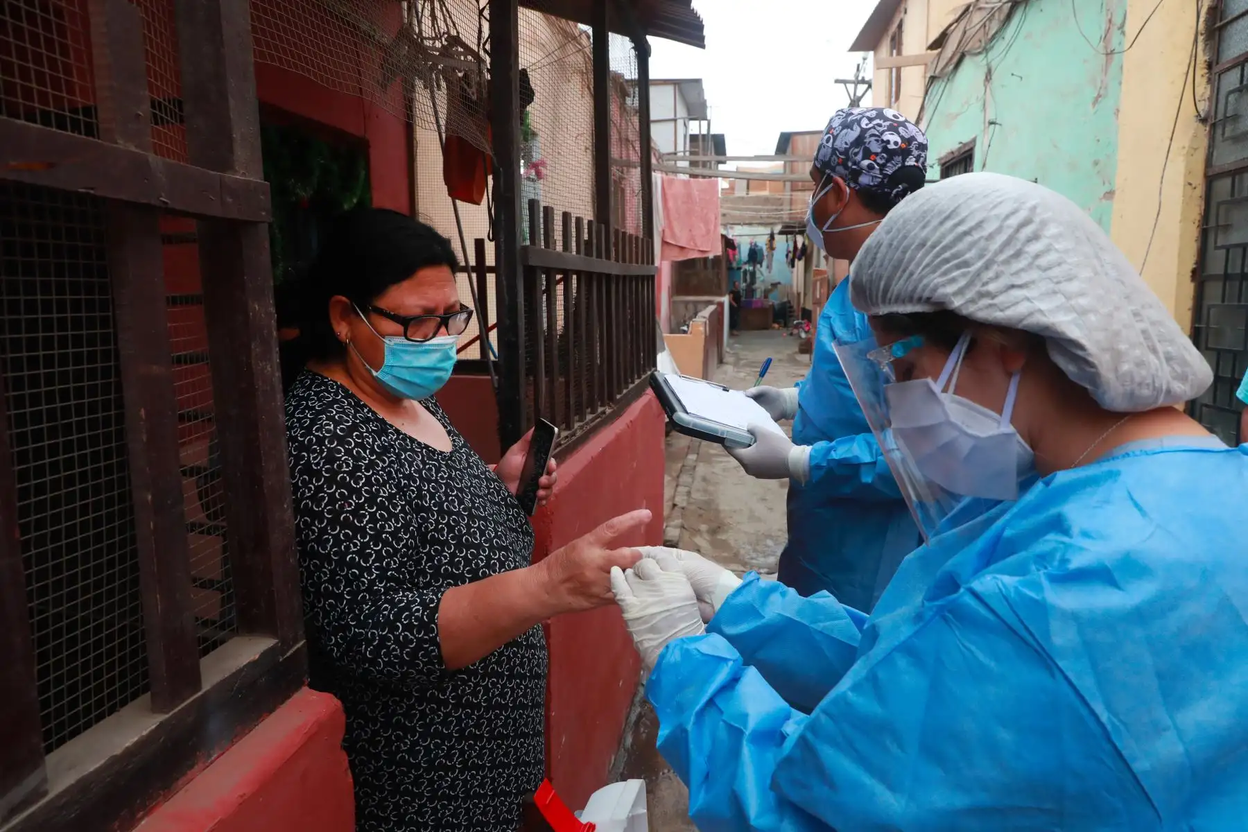 El Ejército del Perú y el Minsa llevan ayuda con víveres a personas de bajos recursos además de realizar pruebas rápidas de covid 19 en Barrios Altos.
Foto: Mindef