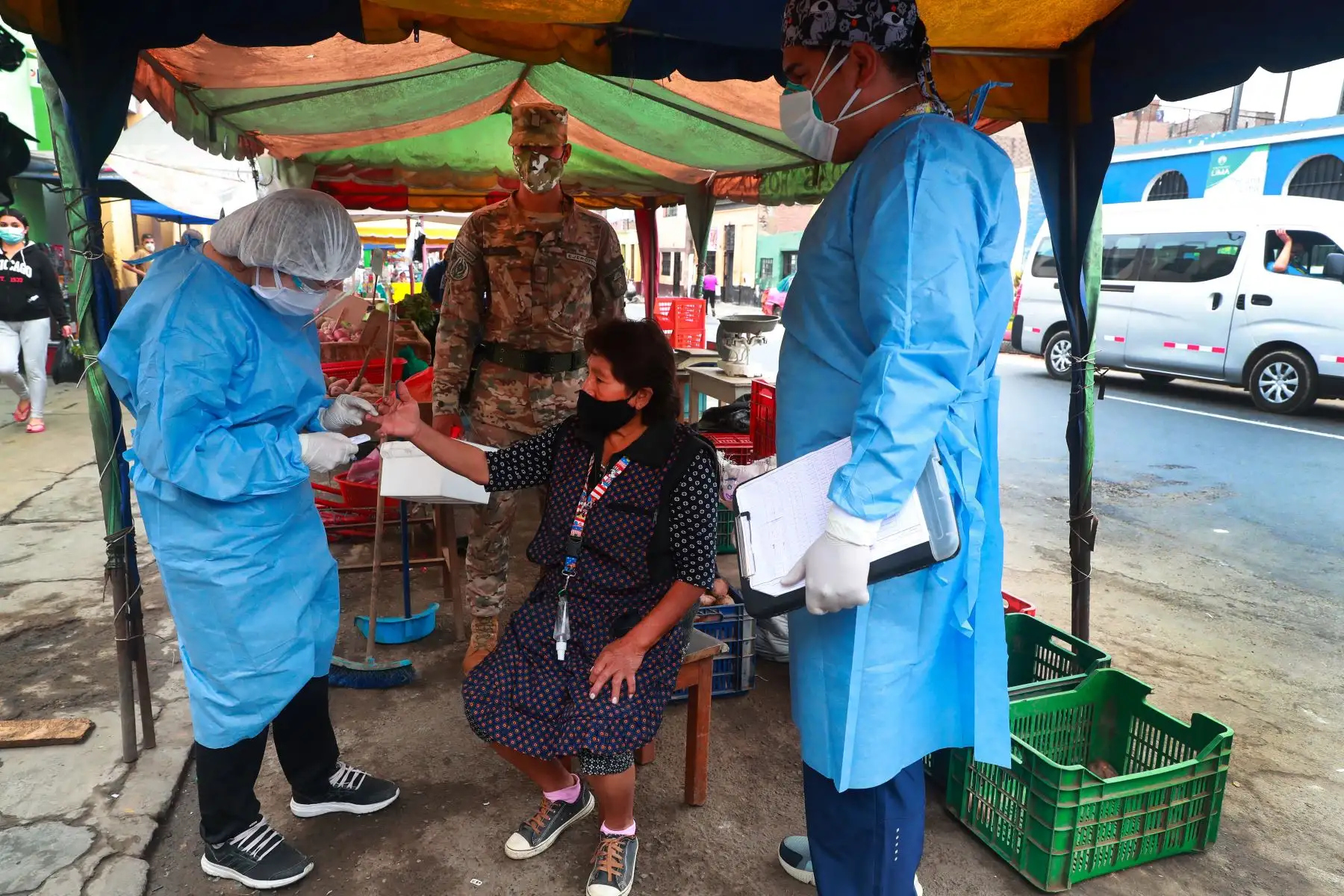 El Ejército del Perú y el Minsa llevan ayuda con víveres a personas de bajos recursos además de realizar pruebas rápidas de covid 19 en Barrios Altos.
Foto: Mindef