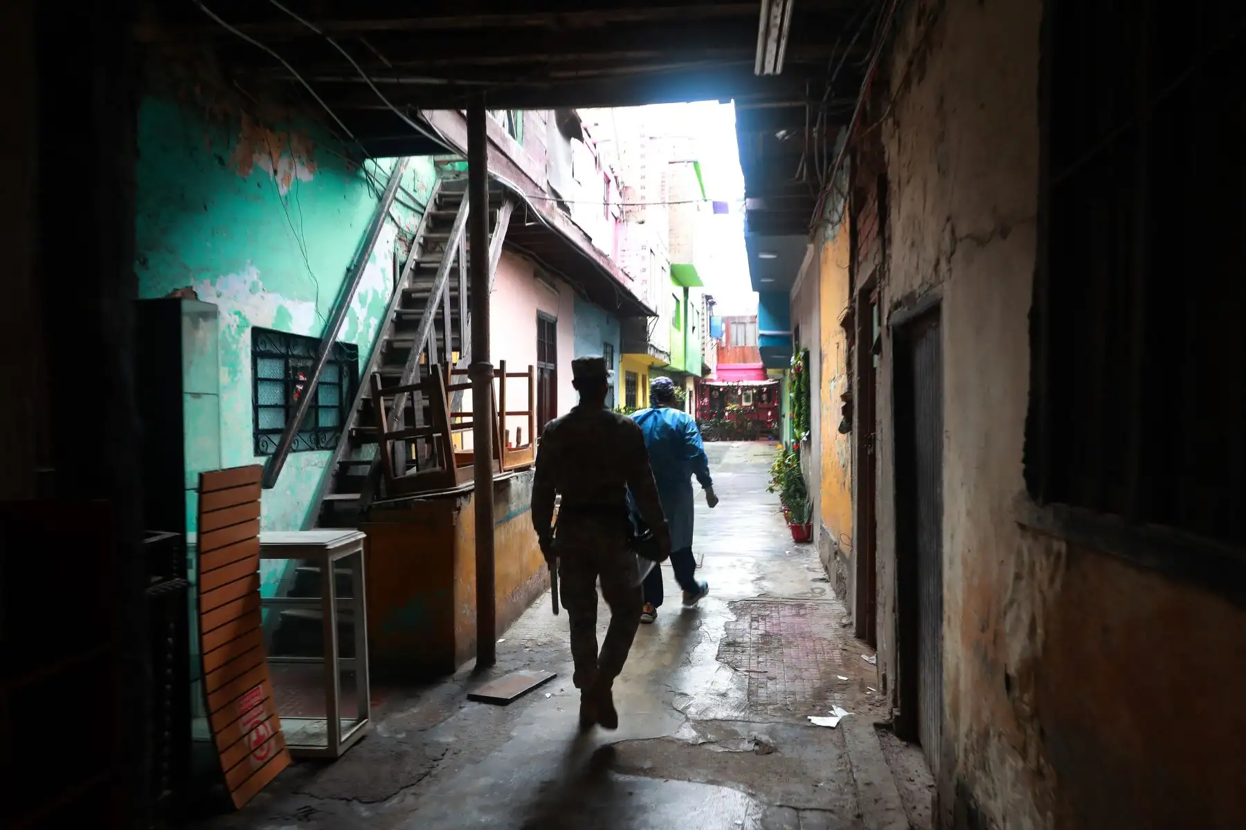 El Ejército del Perú y el Minsa llevan ayuda con víveres a personas de bajos recursos además de realizar pruebas rápidas de covid 19 en Barrios Altos.
Foto: Mindef