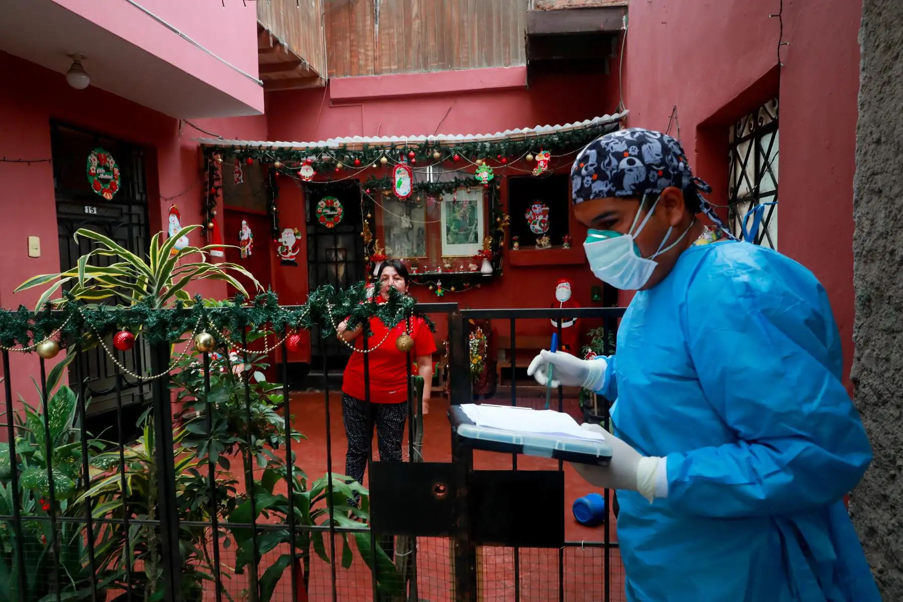 El Ejército del Perú y el Minsa llevan ayuda con víveres a personas de bajos recursos además de realizar pruebas rápidas de covid 19 en Barrios Altos.
Foto: Mindef