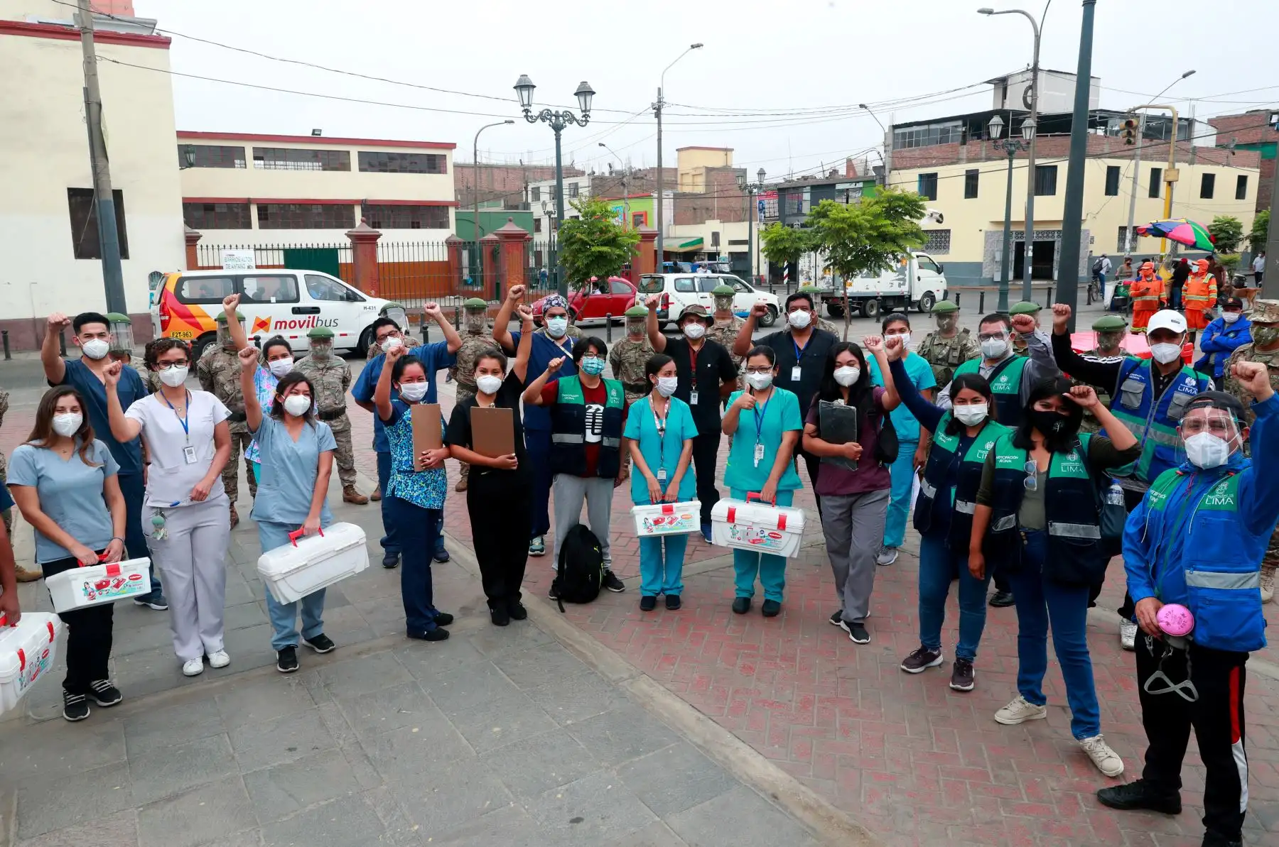 El Ejército del Perú y el Minsa llevan ayuda con víveres a personas de bajos recursos además de realizar pruebas rápidas de covid 19 en Barrios Altos.
Foto: Mindef