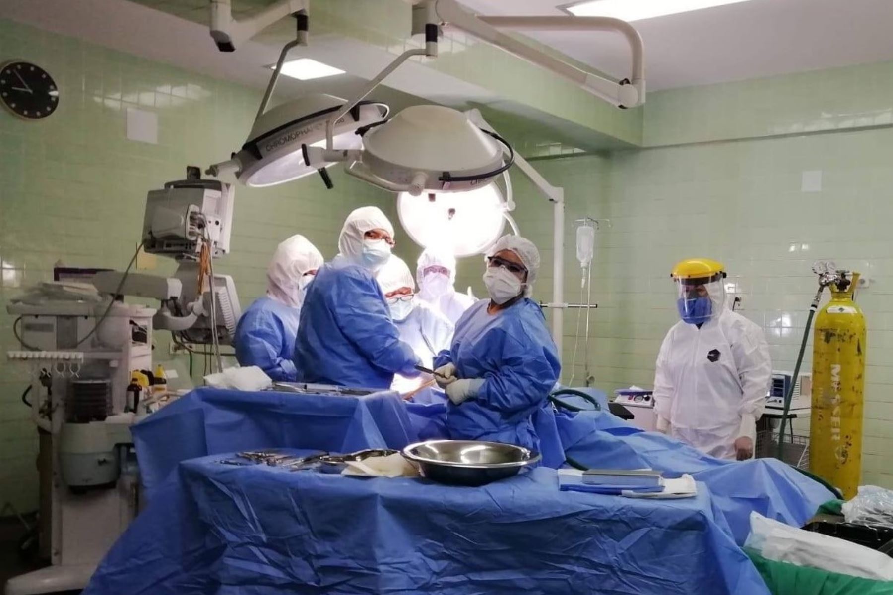 Personal de cirugía del Hospital Regional Eleazar Guzmán Barrón de Nuevo Chimbote. ANDINA/Difusión