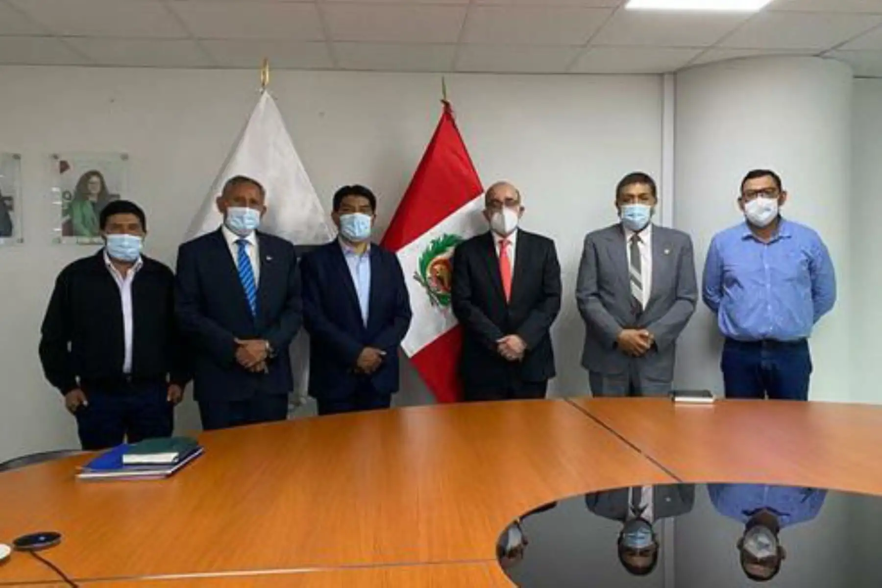 En reunión de trabajo acordaron acciones para desarrollar la siguiente etapa de proyecto de "Recuperación de la bahía interior de Puno del lago Titicaca". Foto: ANDINA/Difusión