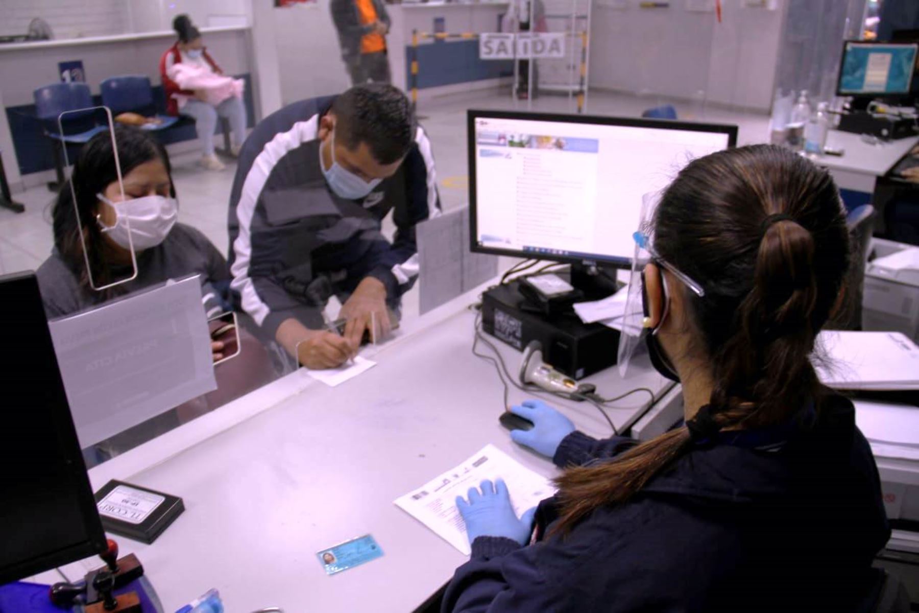 El ministro López recordó que solo podrán volver a la presencialidad los trabajadores que cuenten con las tres dosis de la vacuna. Foto: ANDINA/Difusión