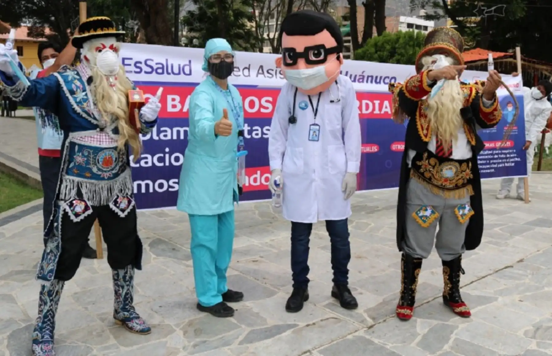 EsSalud Huánuco y personajes de danza “Los Negritos” fortalecen prevención del covid-19. Foto: EsSalud Huánuco