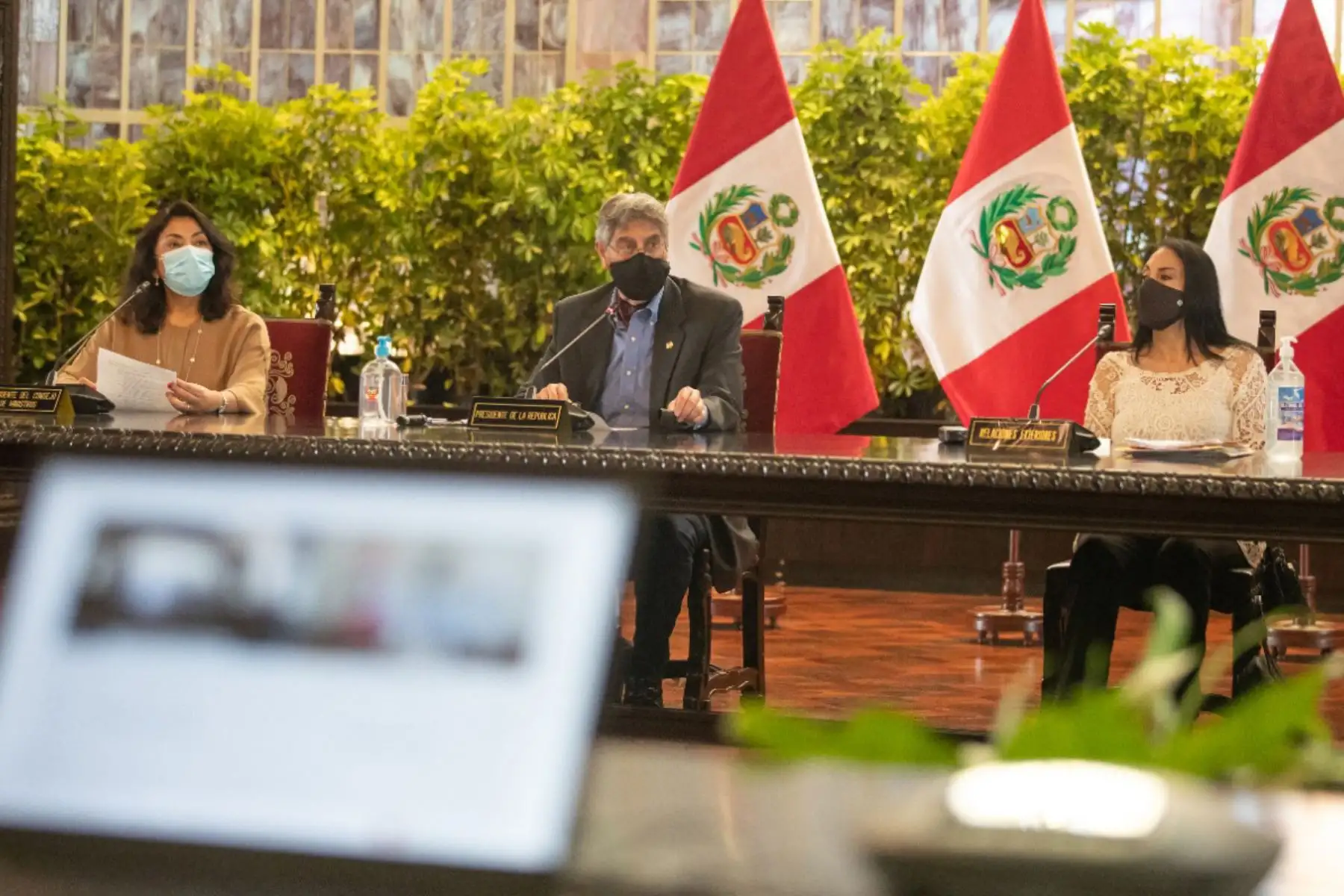 Presidente de la República, Francisco Sagasti, junto a la titular de la Presidencia del Consejo de Ministros, Violeta Bermúdez , lidera la sesión del Consejo de Ministros en la que se abordan medidas sobre lo acontecido en La Libertad. 
Foto: PCM