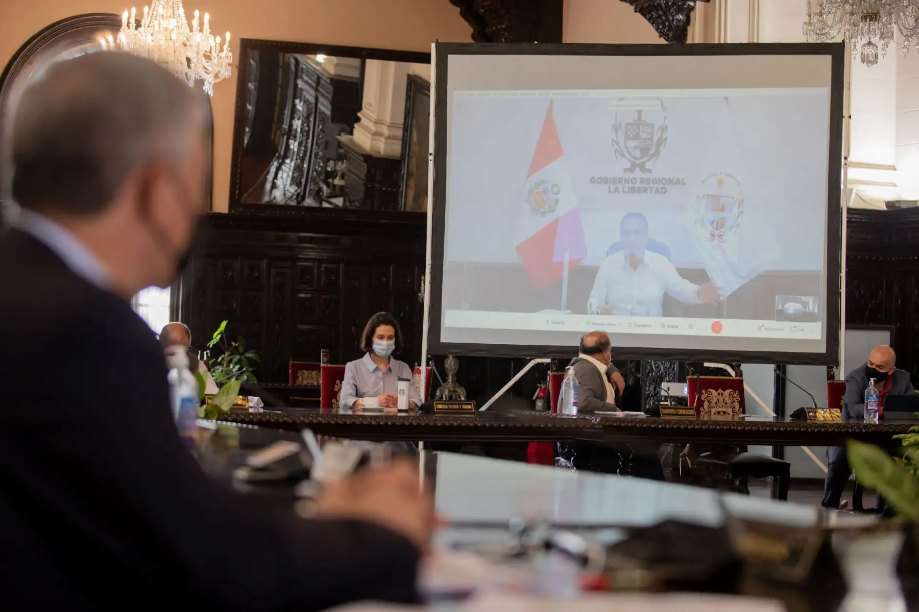 Presidente de la República, Francisco Sagasti, junto a la titular de la Presidencia del Consejo de Ministros, Violeta Bermúdez , lidera la sesión del Consejo de Ministros en la que se abordan medidas sobre lo acontecido en La Libertad. 
Foto: PCM
