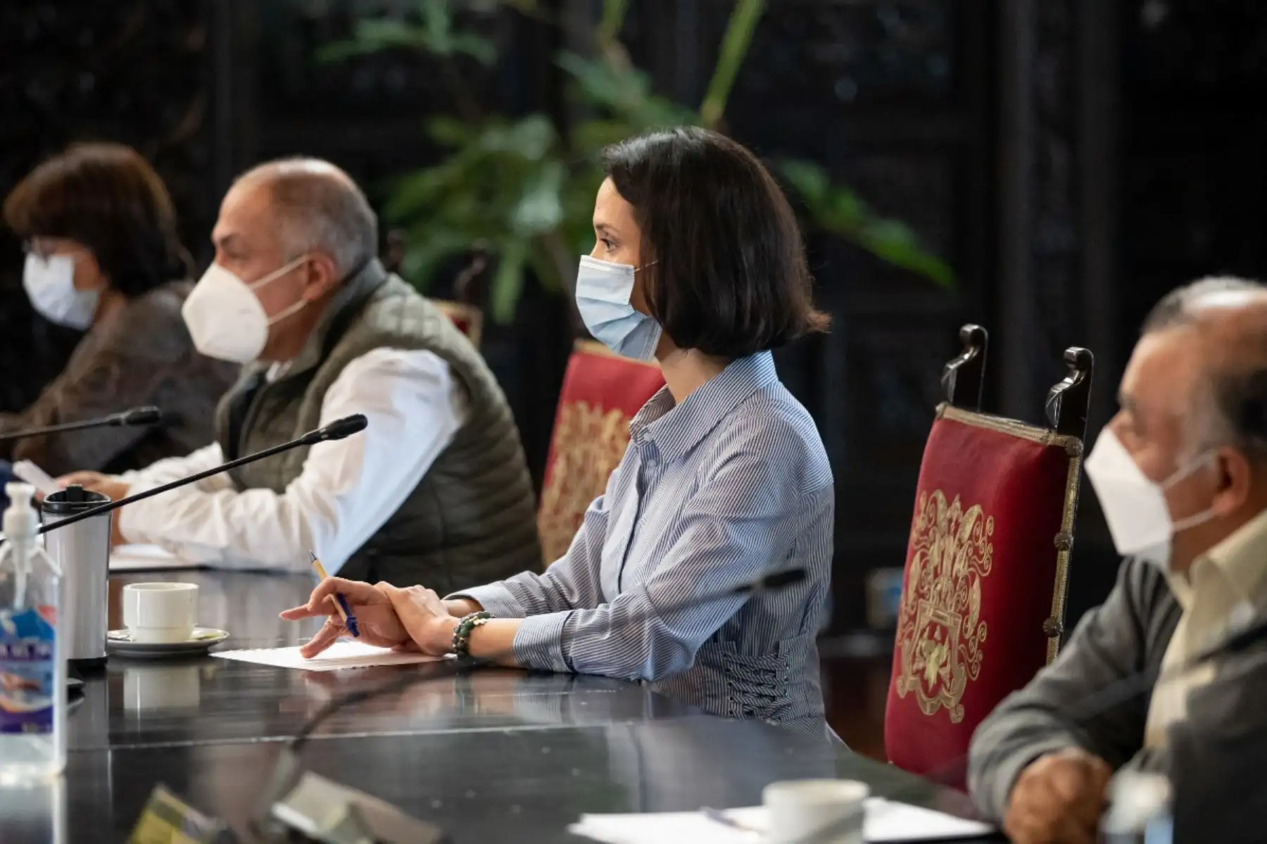 Presidente de la República, Francisco Sagasti, junto a la titular de la Presidencia del Consejo de Ministros, Violeta Bermúdez , lidera la sesión del Consejo de Ministros en la que se abordan medidas sobre lo acontecido en La Libertad. 
Foto: PCM
