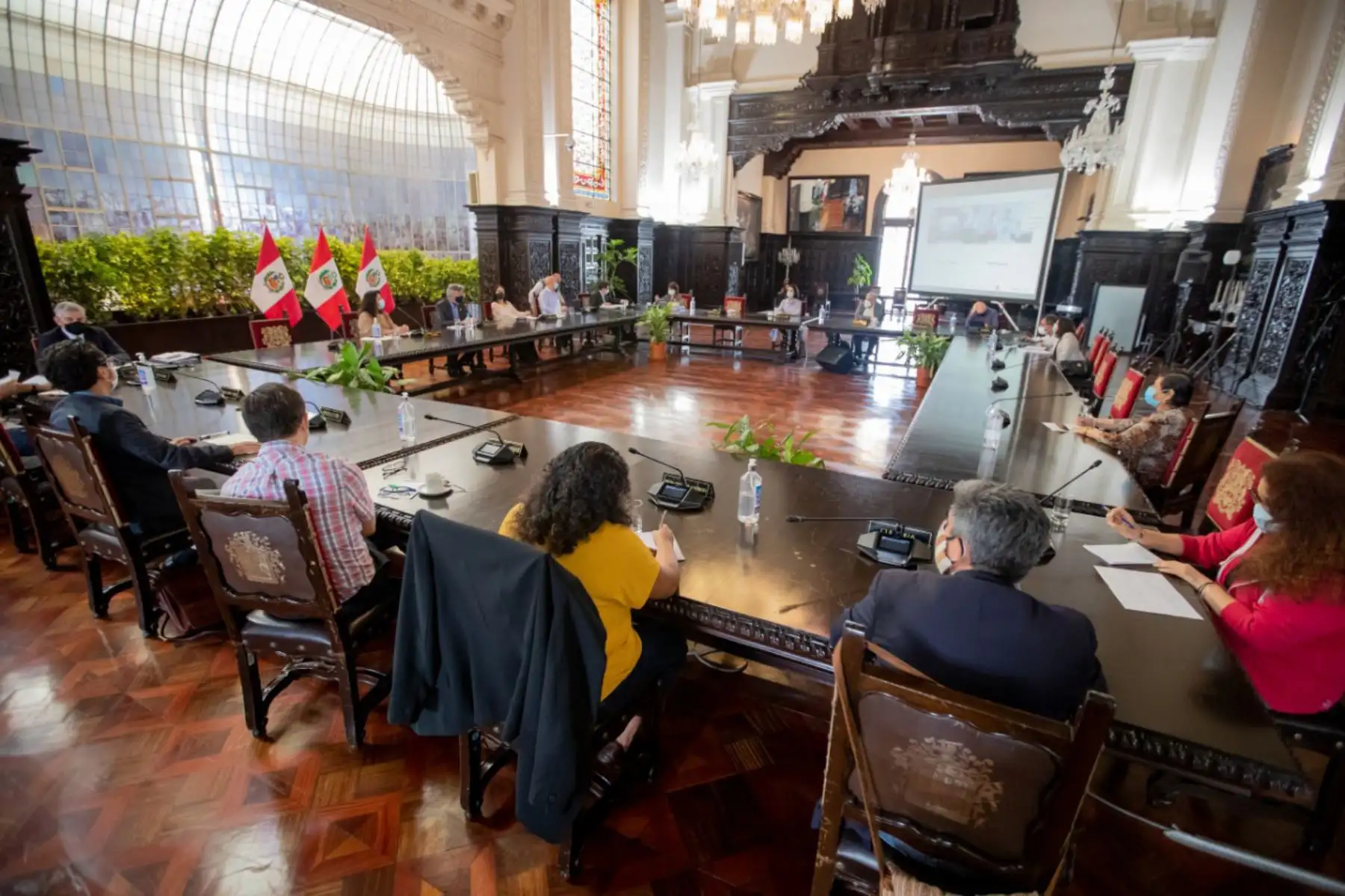 Presidente de la República, Francisco Sagasti, junto a la titular de la Presidencia del Consejo de Ministros, Violeta Bermúdez , lidera la sesión del Consejo de Ministros en la que se abordan medidas sobre lo acontecido en La Libertad. 
Foto: PCM