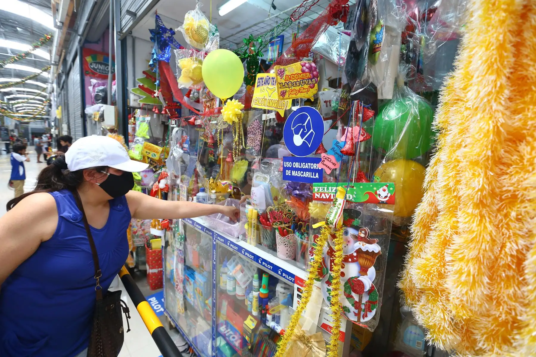 Venta de cotillón y productos de fin de año en el mercado de Chorrillos. Foto: ANDINA/Jhonel Rodríguez Robles
