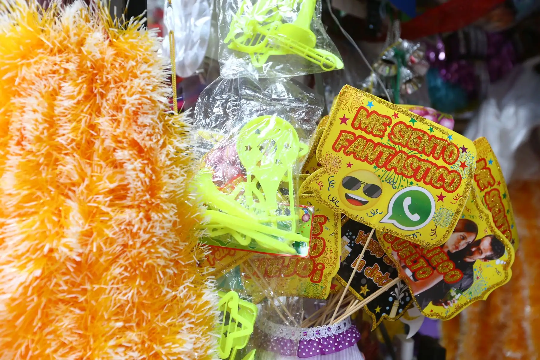 Venta de cotillón y productos de fin de año en el mercado de Chorrillos. Foto: ANDINA/Jhonel Rodríguez Robles