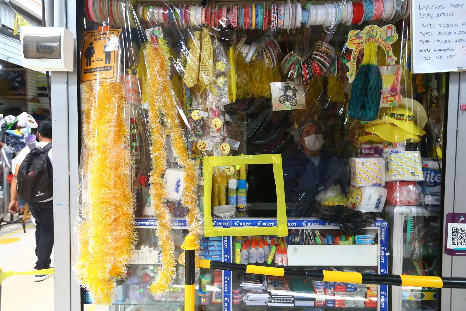 Venta de cotillón y productos de fin de año en el mercado de Chorrillos. Foto: ANDINA/Jhonel Rodríguez Robles