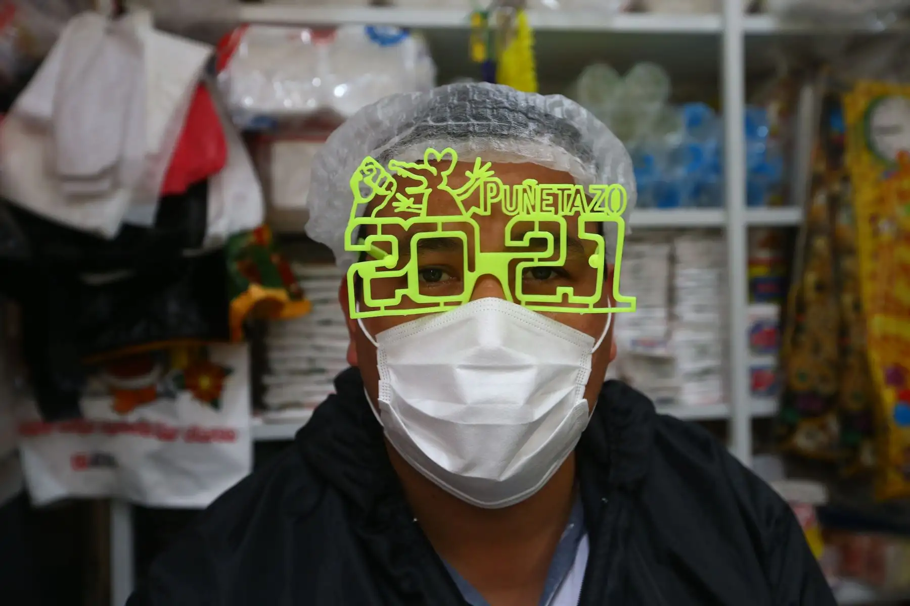 Venta de cotillón y productos de fin de año en el mercado de Chorrillos. Foto: ANDINA/Jhonel Rodríguez Robles