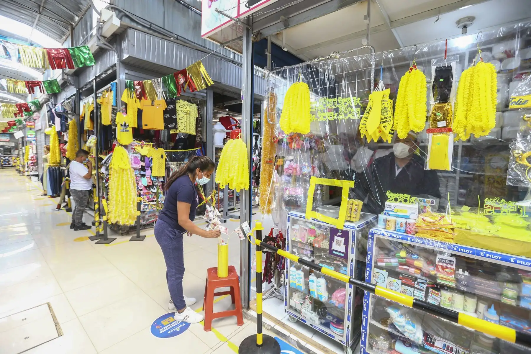 Venta de cotillón y productos de fin de año en el mercado de Chorrillos. Foto: ANDINA/Jhonel Rodríguez Robles