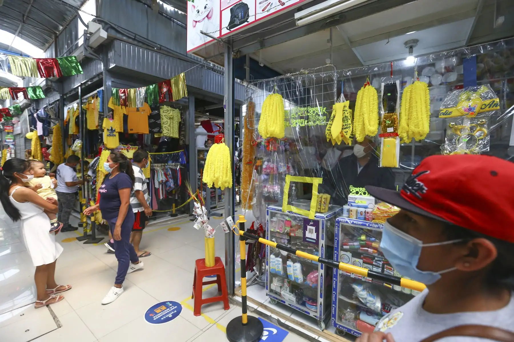 Venta de cotillón y productos de fin de año en el mercado de Chorrillos. Foto: ANDINA/Jhonel Rodríguez Robles
