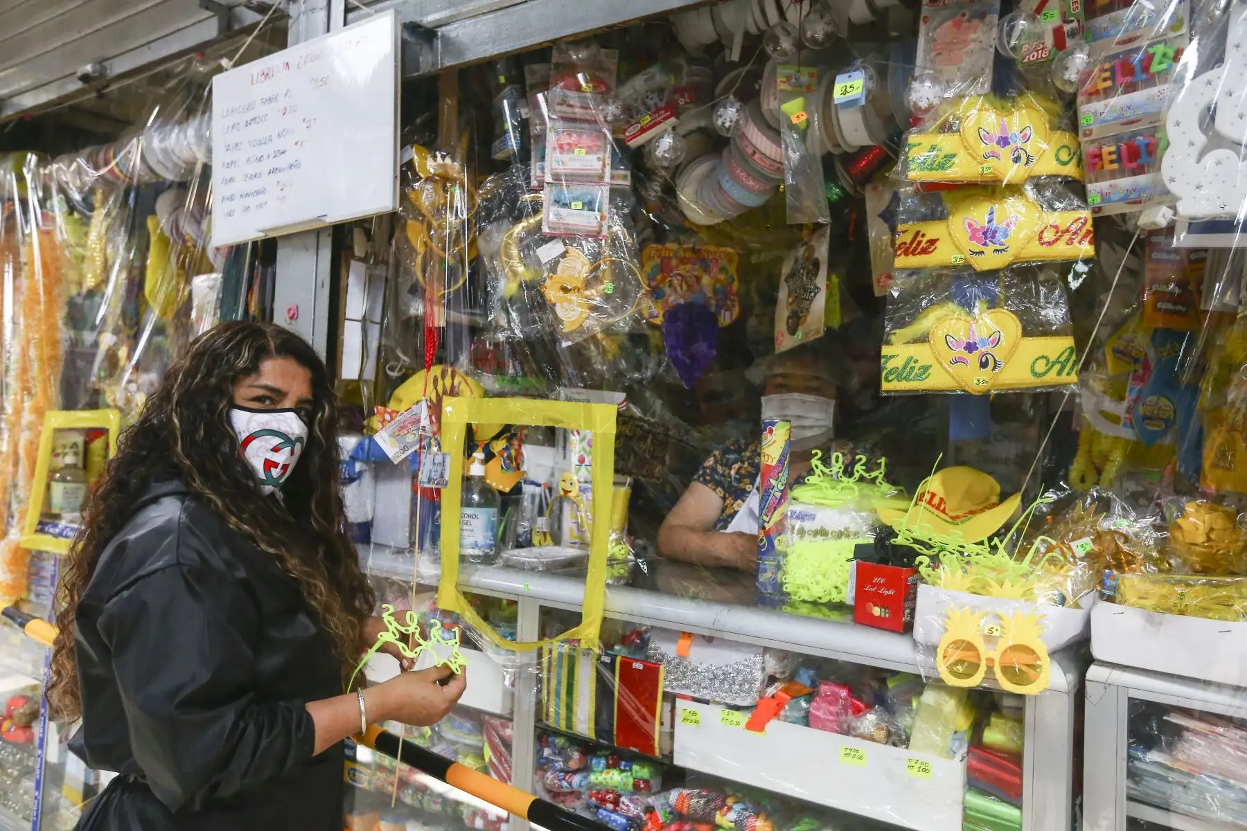 Venta de cotillón y productos de fin de año en el mercado de Chorrillos. Foto: ANDINA/Jhonel Rodríguez Robles