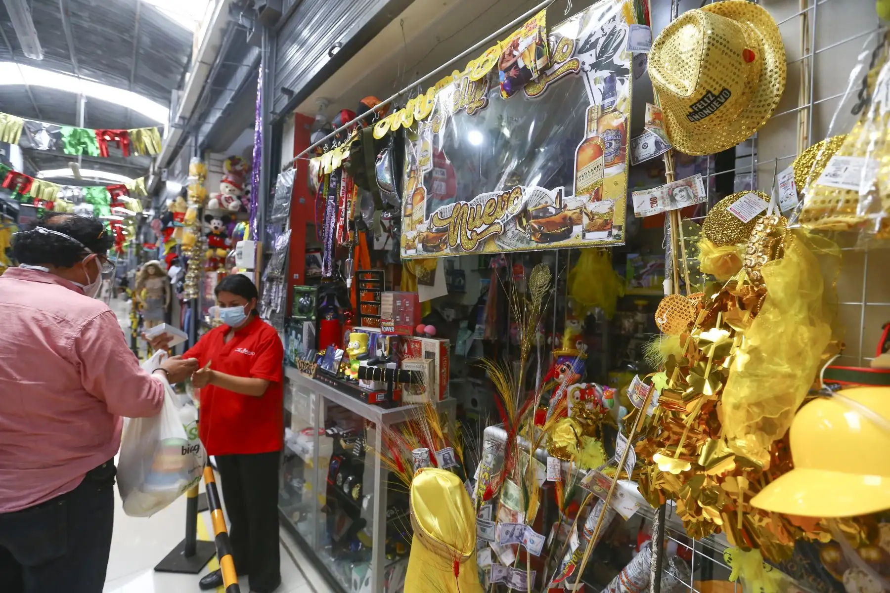 Venta de cotillón y productos de fin de año en el mercado de Chorrillos. Foto: ANDINA/Jhonel Rodríguez Robles