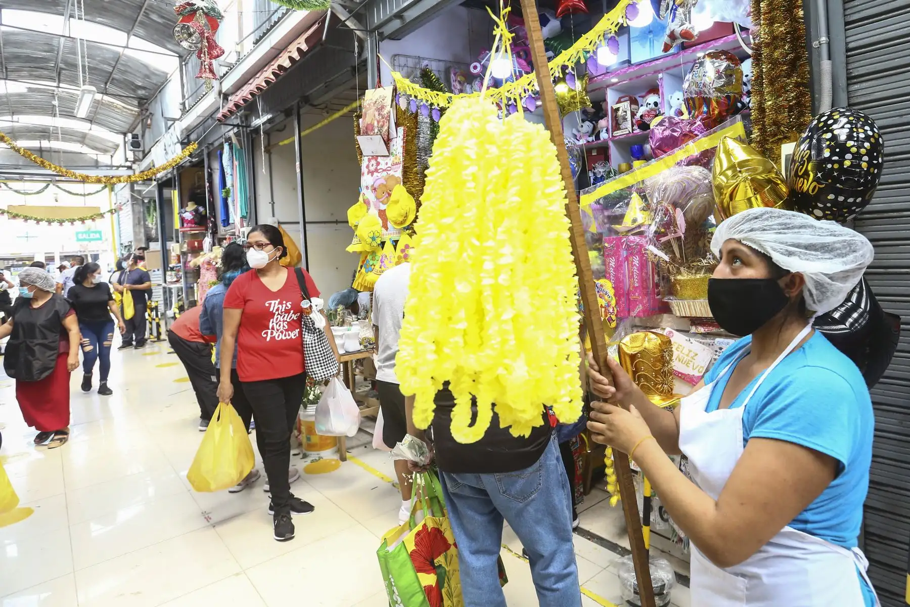 Venta de cotillón y productos de fin de año en el mercado de Chorrillos. Foto: ANDINA/Jhonel Rodríguez Robles