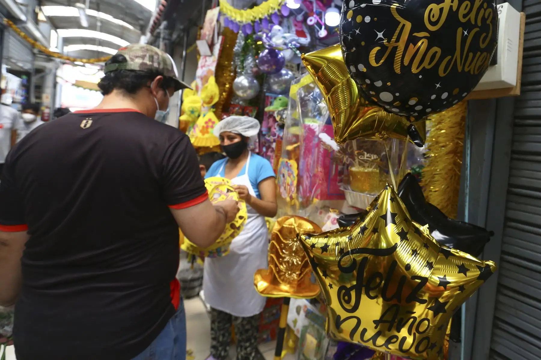 Venta de cotillón y productos de fin de año en el mercado de Chorrillos. Foto: ANDINA/Jhonel Rodríguez Robles